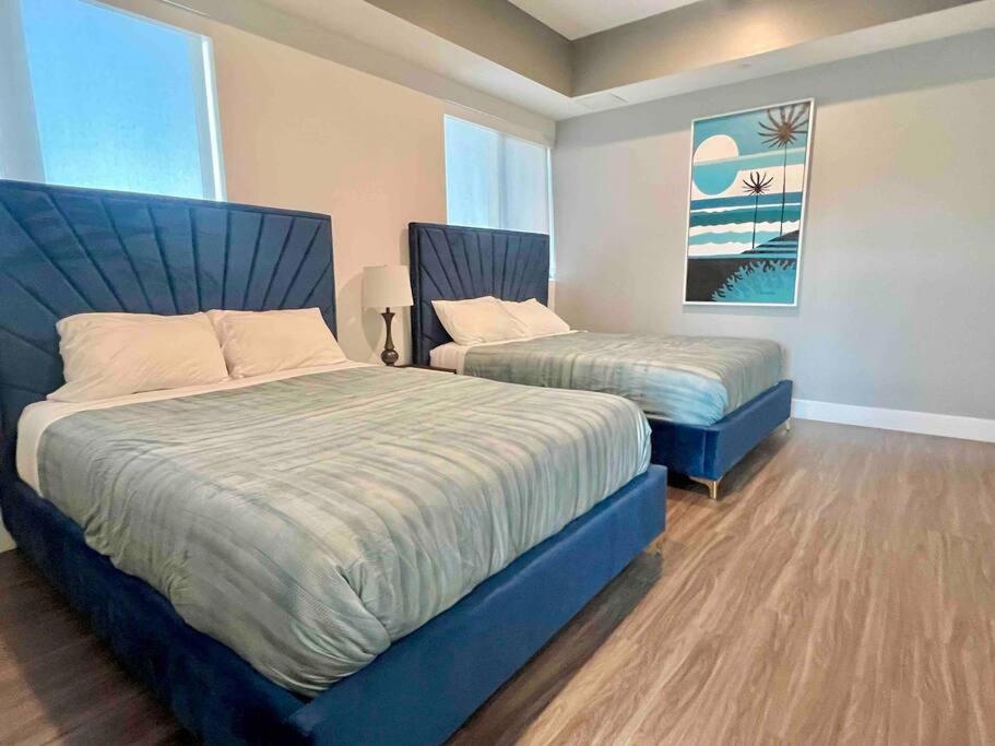 New Designer Corner Penthouse 2 Bedroom w/ 3 Beds