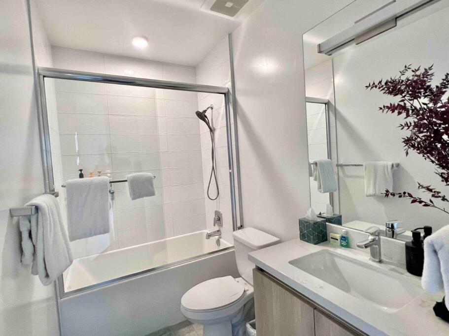 New Designer Corner Penthouse 2 Bedroom w/ 3 Beds