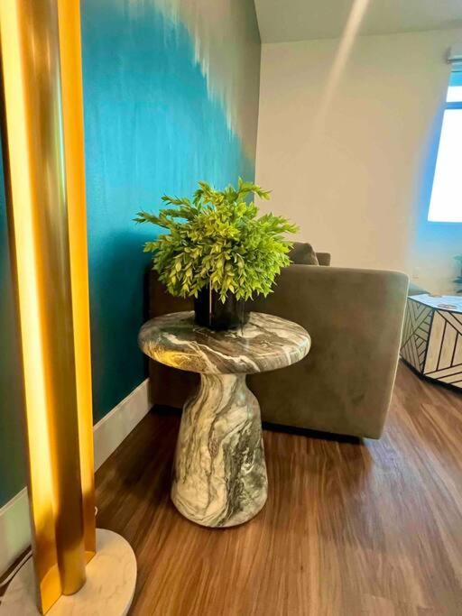 New Designer Corner Penthouse 2 Bedroom w/ 3 Beds