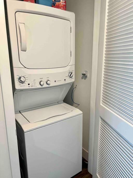 New Designer Corner Penthouse 2 Bedroom w/ 3 Beds