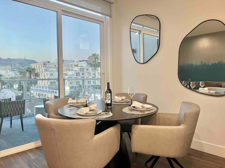 New Designer Corner Penthouse 2 Bedroom w/ 3 Beds