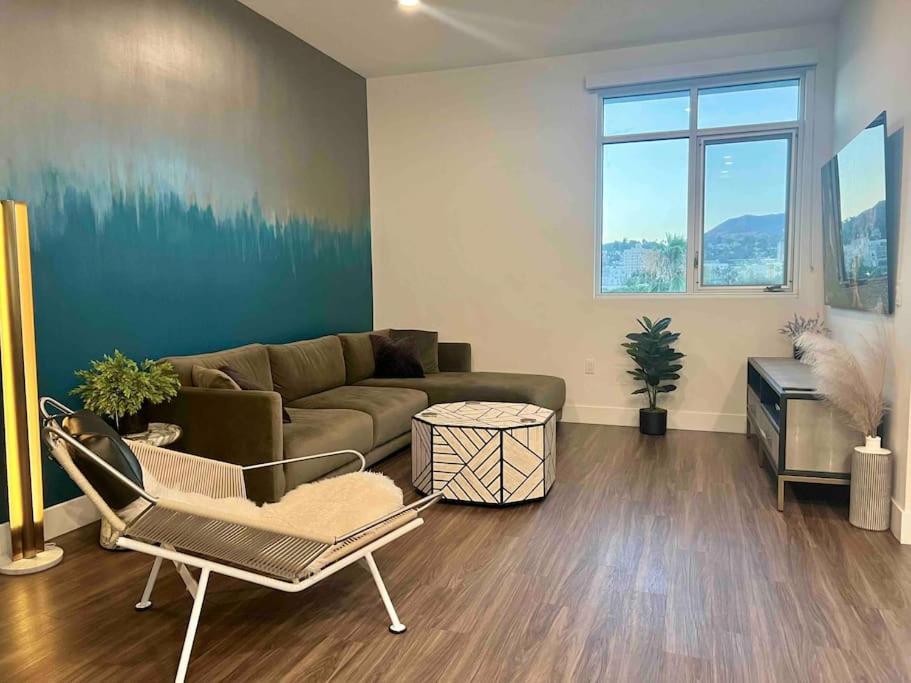 New Designer Corner Penthouse 2 Bedroom w/ 3 Beds