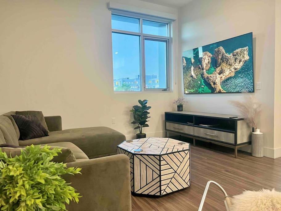 New Designer Corner Penthouse 2 Bedroom w/ 3 Beds