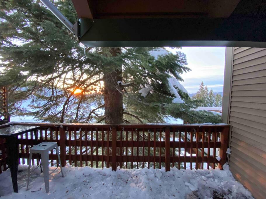 Cheerful 3-bedroom townhouse with private lake view 2