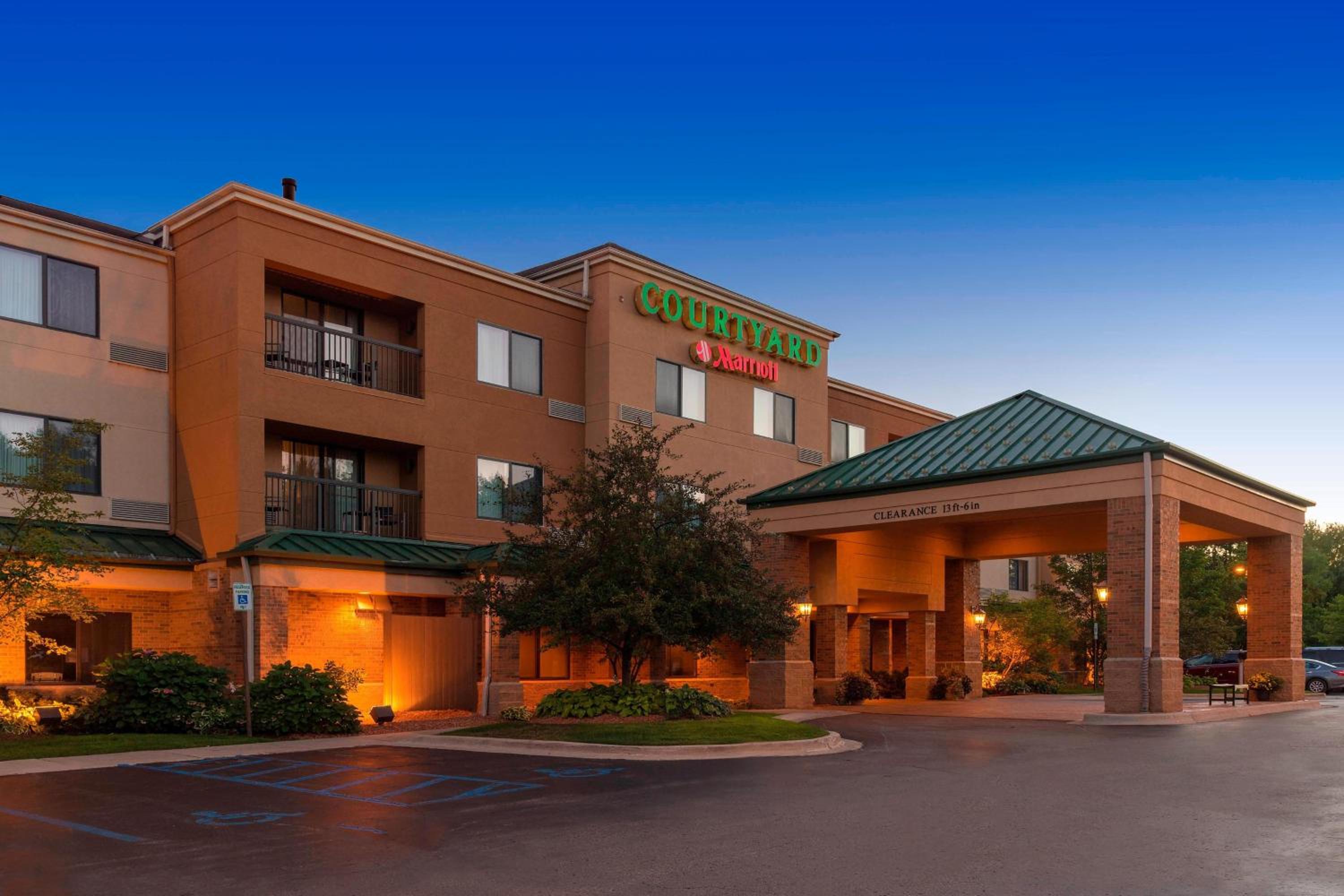 Hotel Courtyard by Marriott Traverse City - Image 1