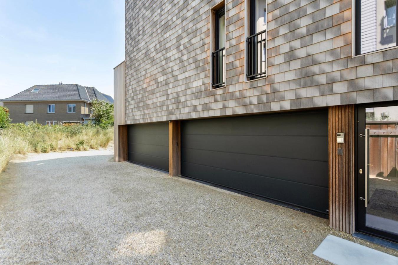 Luxe strandappartement met zonneterras & parking