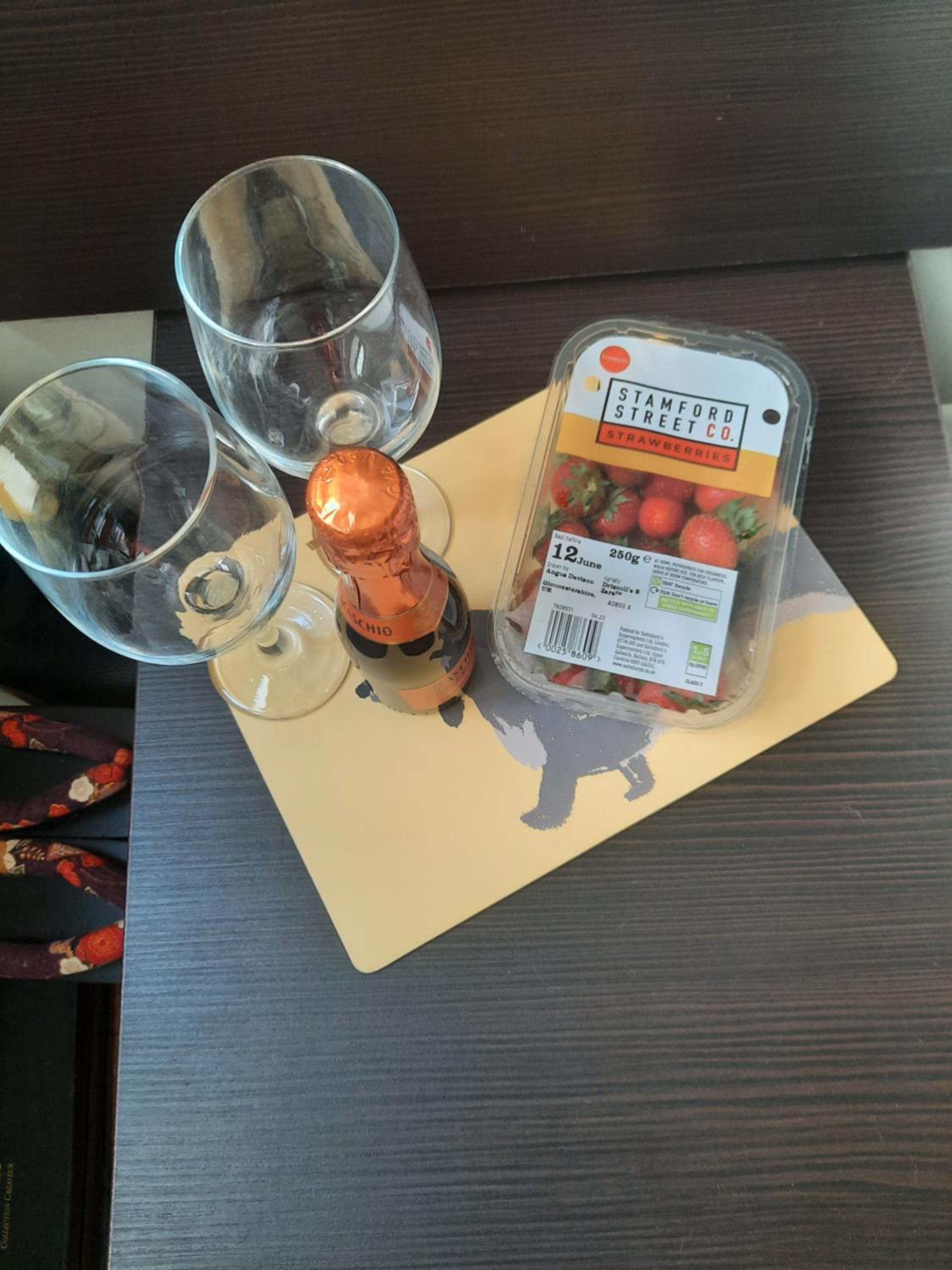 Hotel Bitcoin superior king room - Image 1