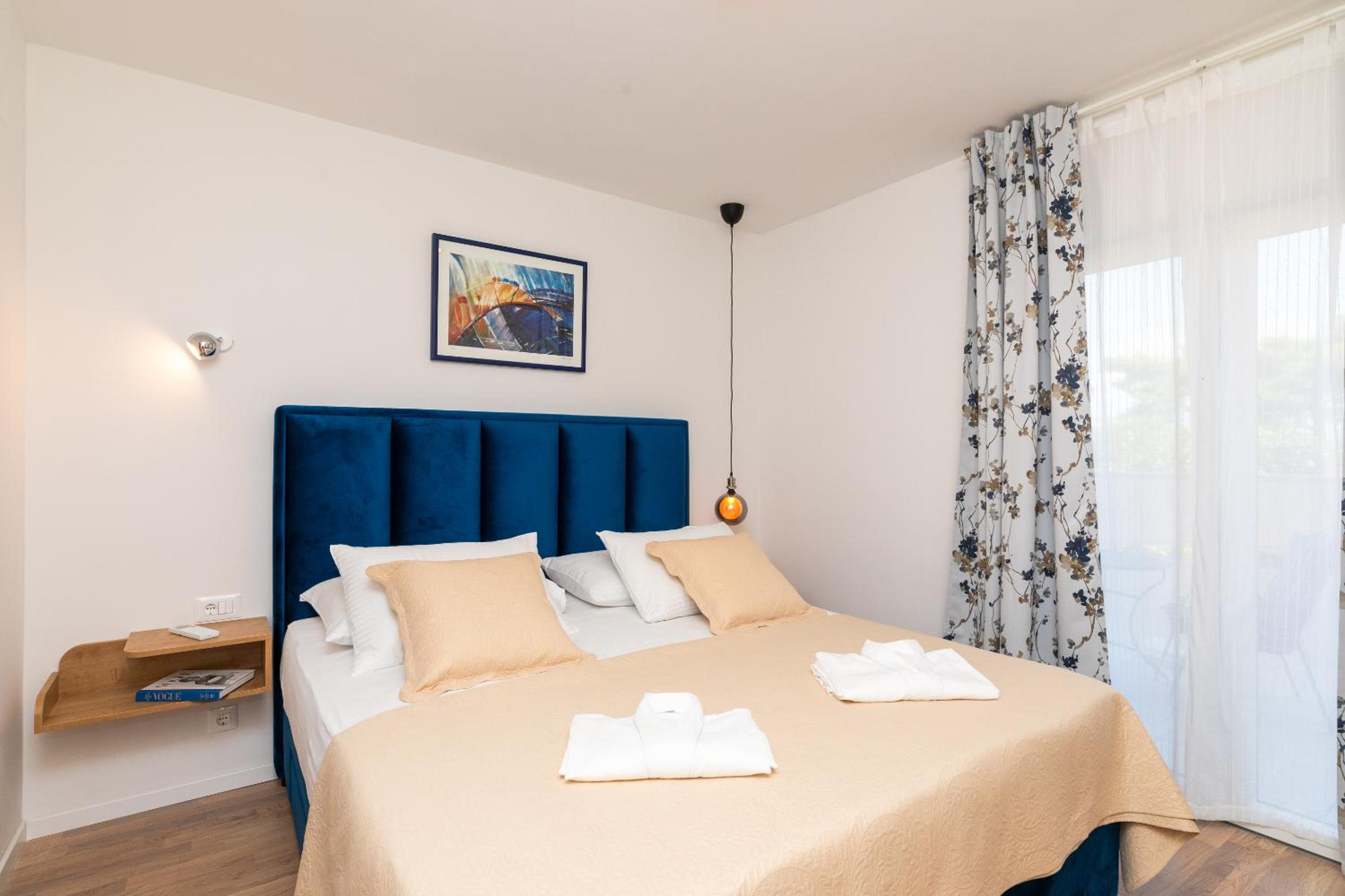 Deluxe apartment BRAČOLET private pool