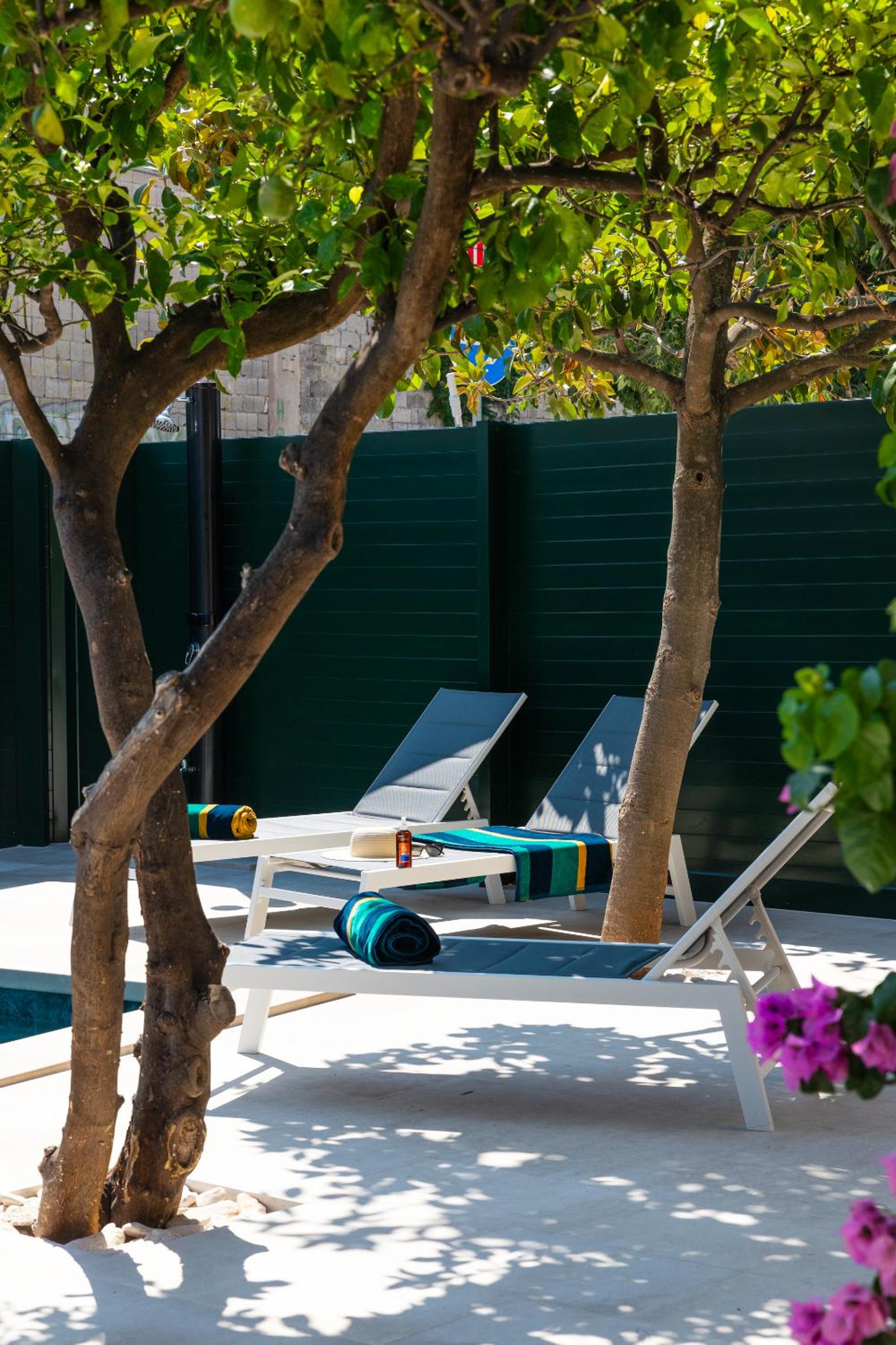 Deluxe apartment BRAČOLET private pool