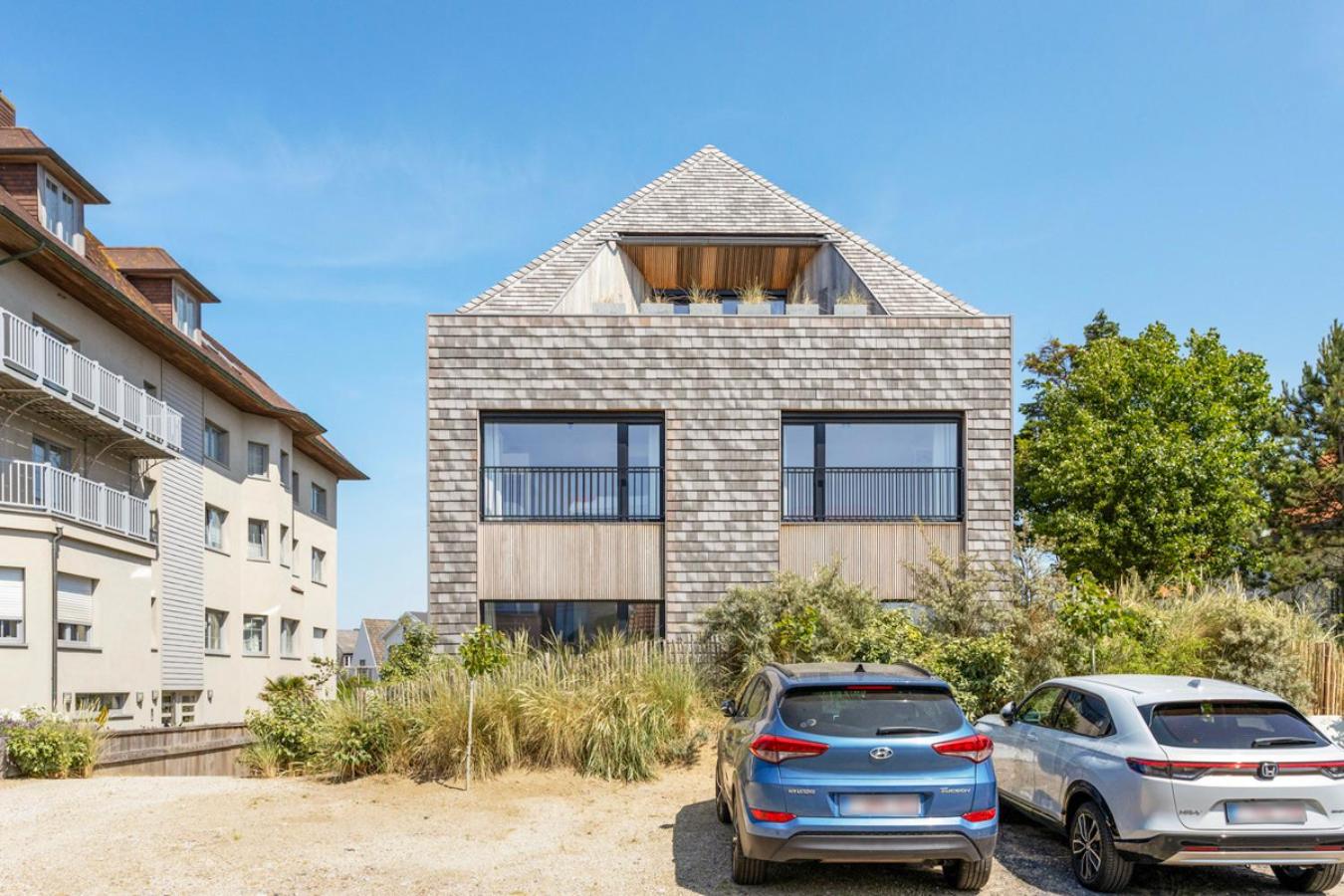 Strandparel luxueus duplex appartement met 2 terrassen én parking
