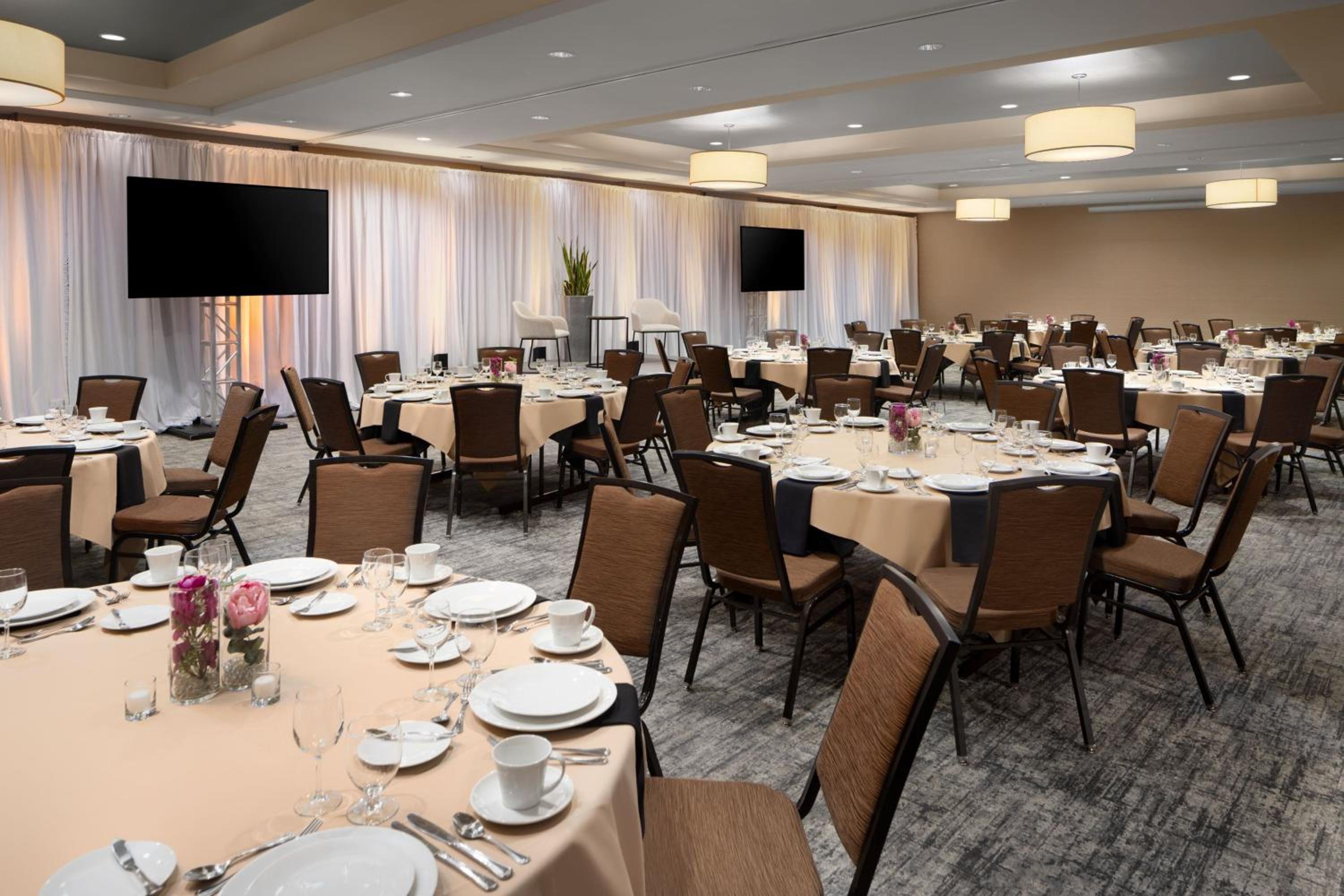 Courtyard by Marriott Seattle Bellevue/Downtown - Property Image 2