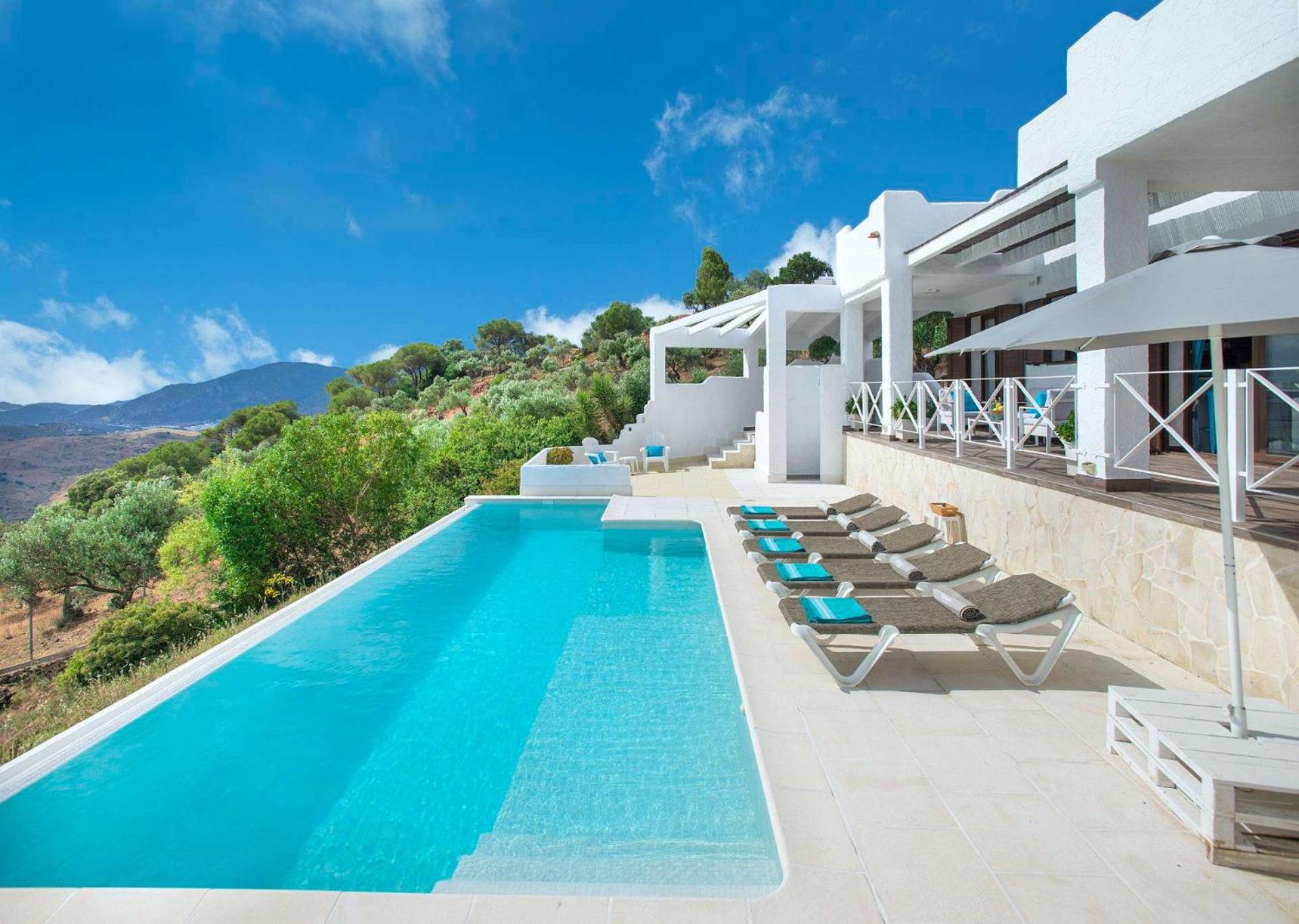 La Almena Blanca by Vintage Travel