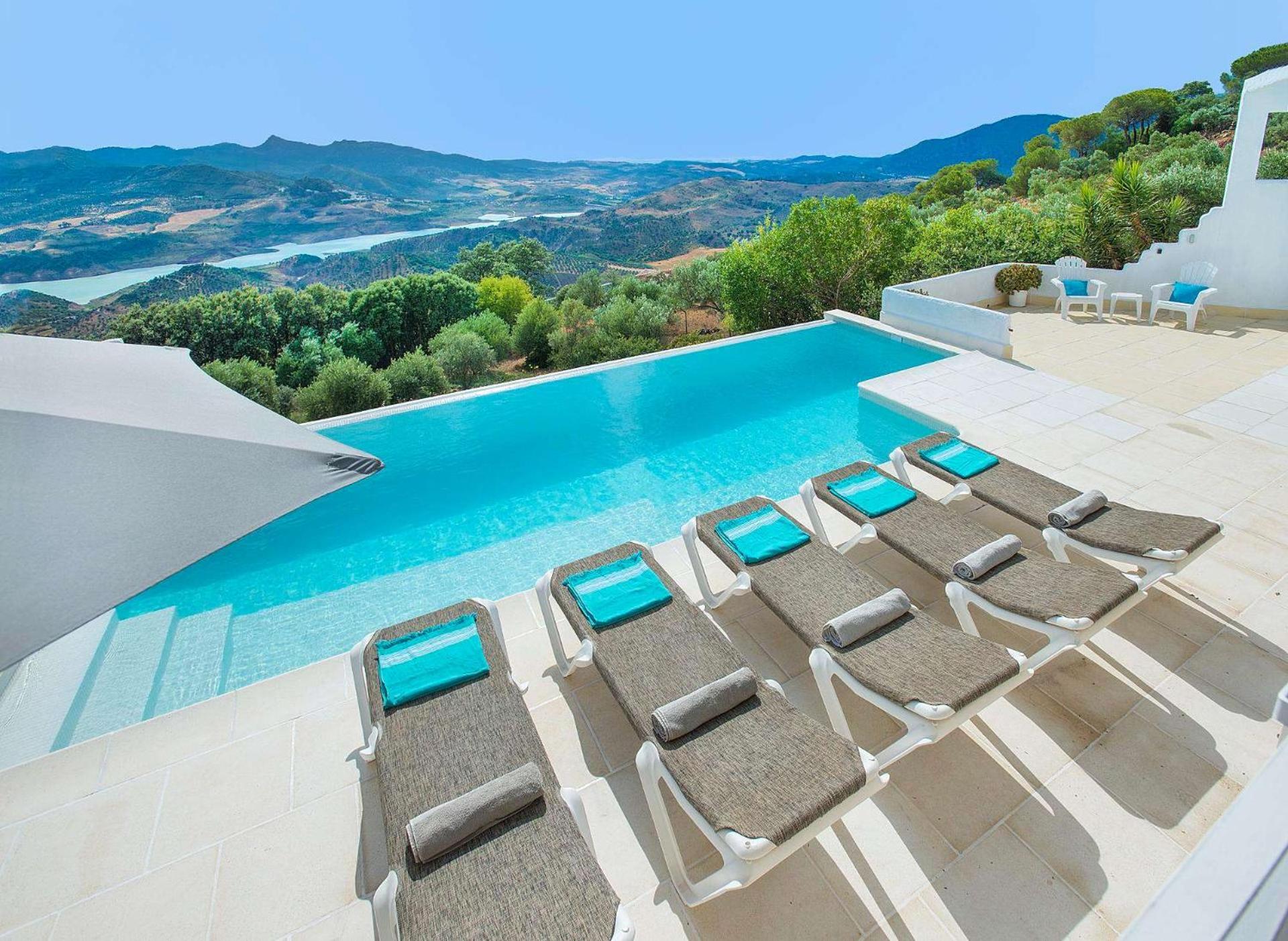 La Almena Blanca by Vintage Travel