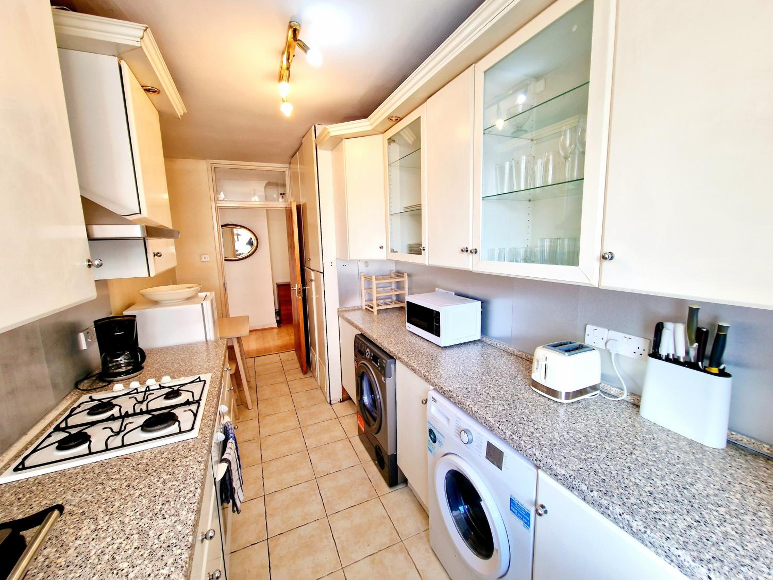 Bright & Spacious Home in Building with Lift, right next to Bayswater Station - Walk to Kensington Palace, Hyde Park, Little Venice & Notting Hill