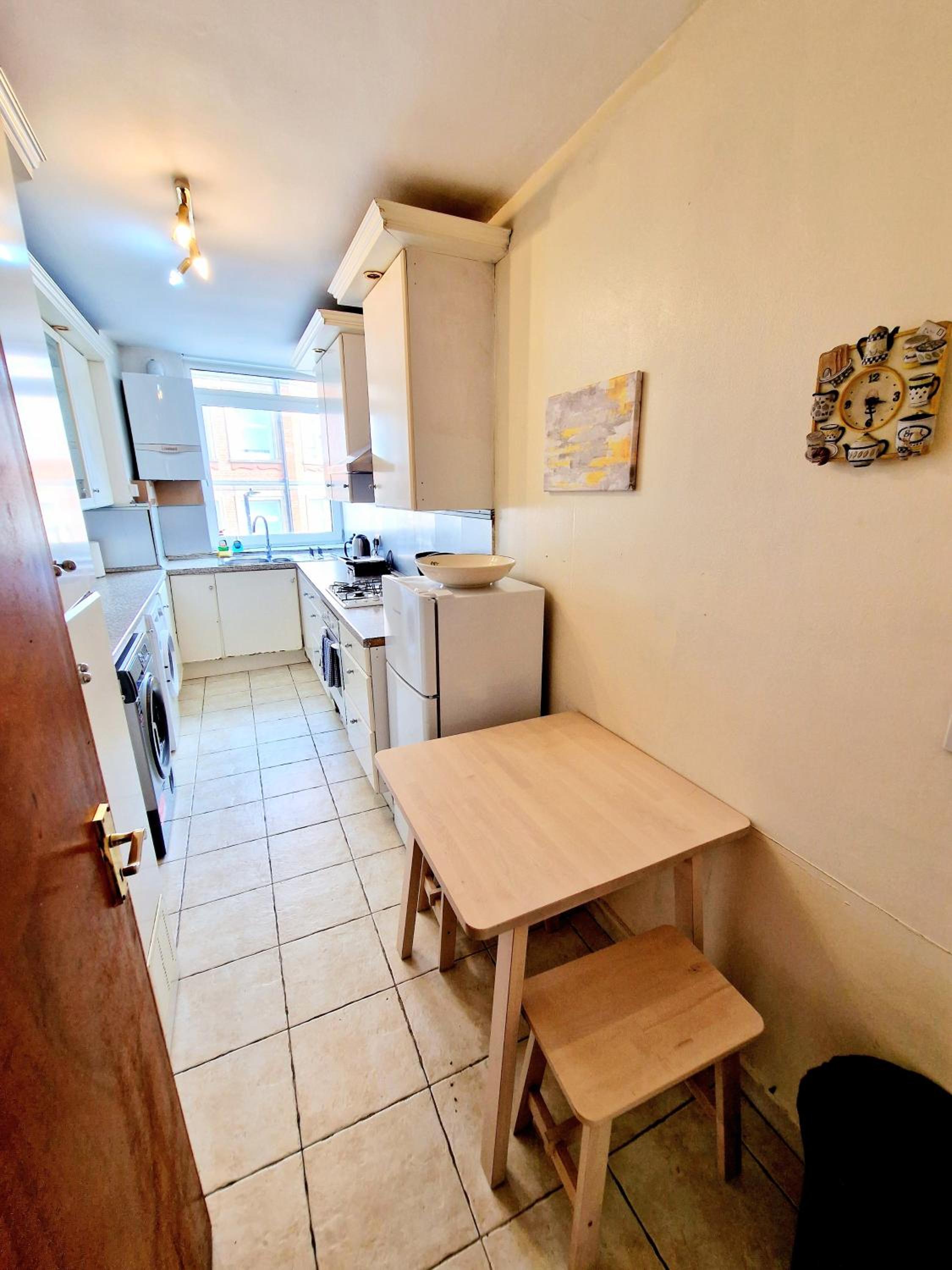 Bright & Spacious Home in Building with Lift, right next to Bayswater Station - Walk to Kensington Palace, Hyde Park, Little Venice & Notting Hill