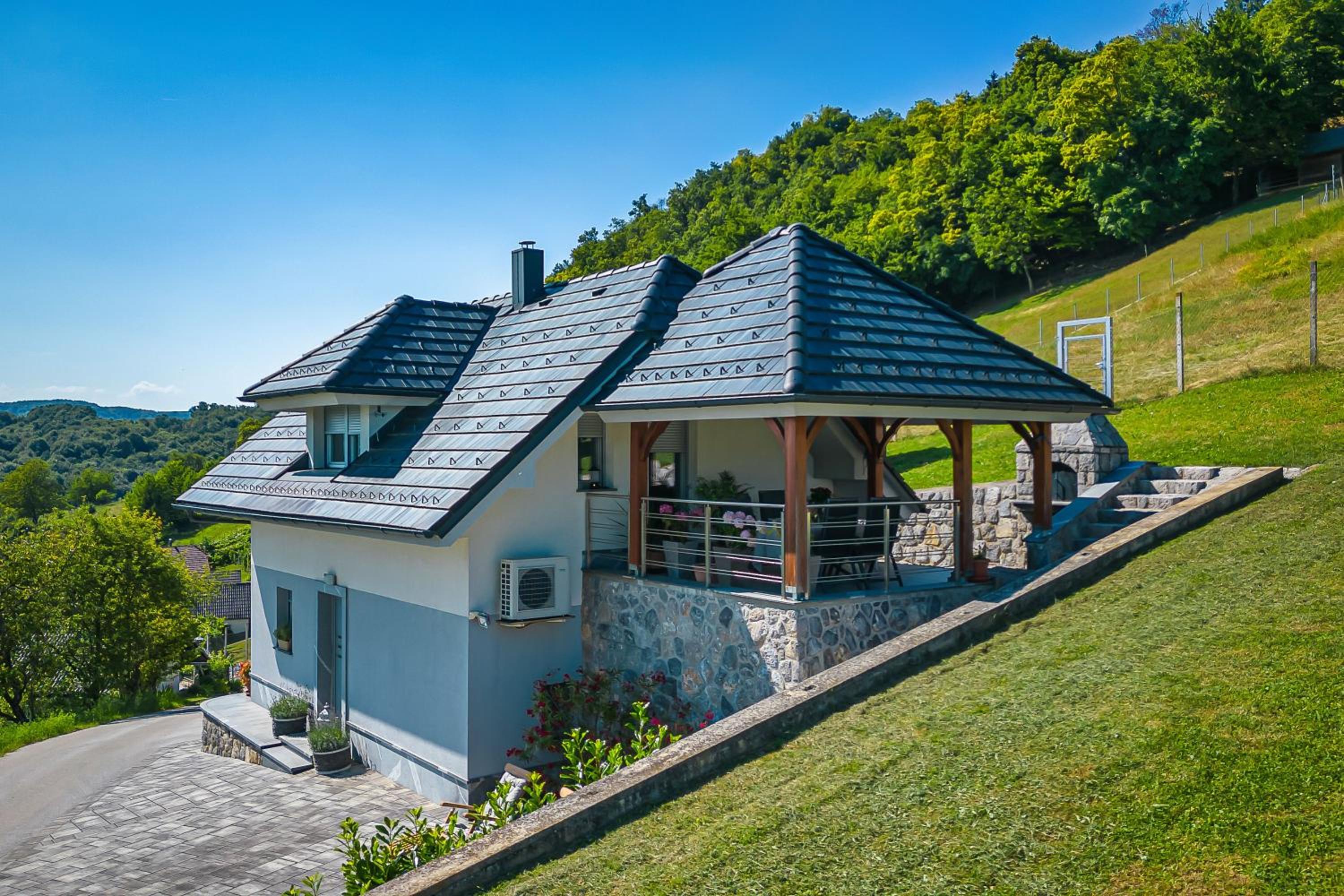Vineyard Cottage Deer's Hill - Happy Rentals view 2