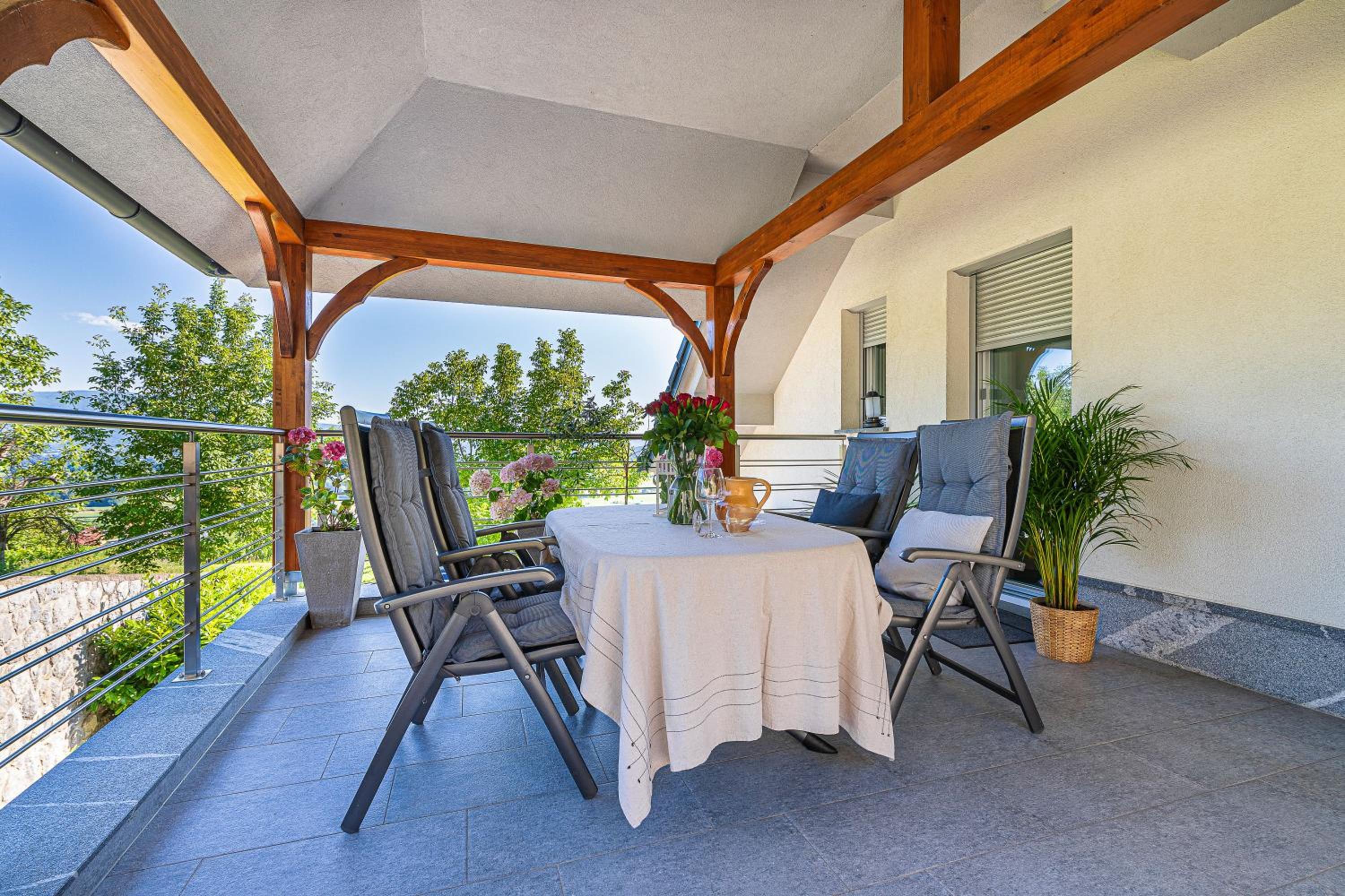 Vineyard Cottage Deer's Hill - Happy Rentals view 4