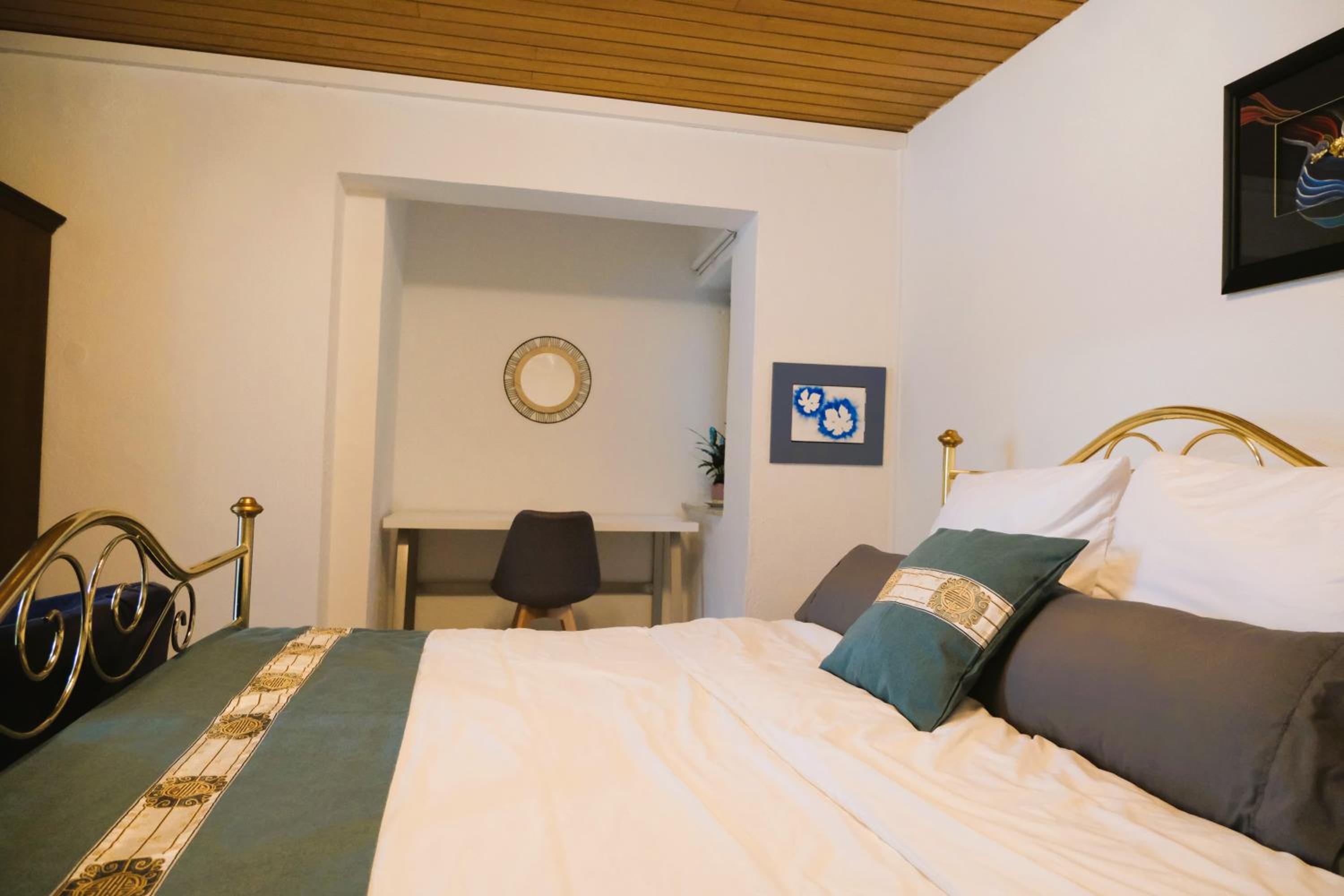 Blue Lagoon Holiday Apartments & Double Room with Balcony