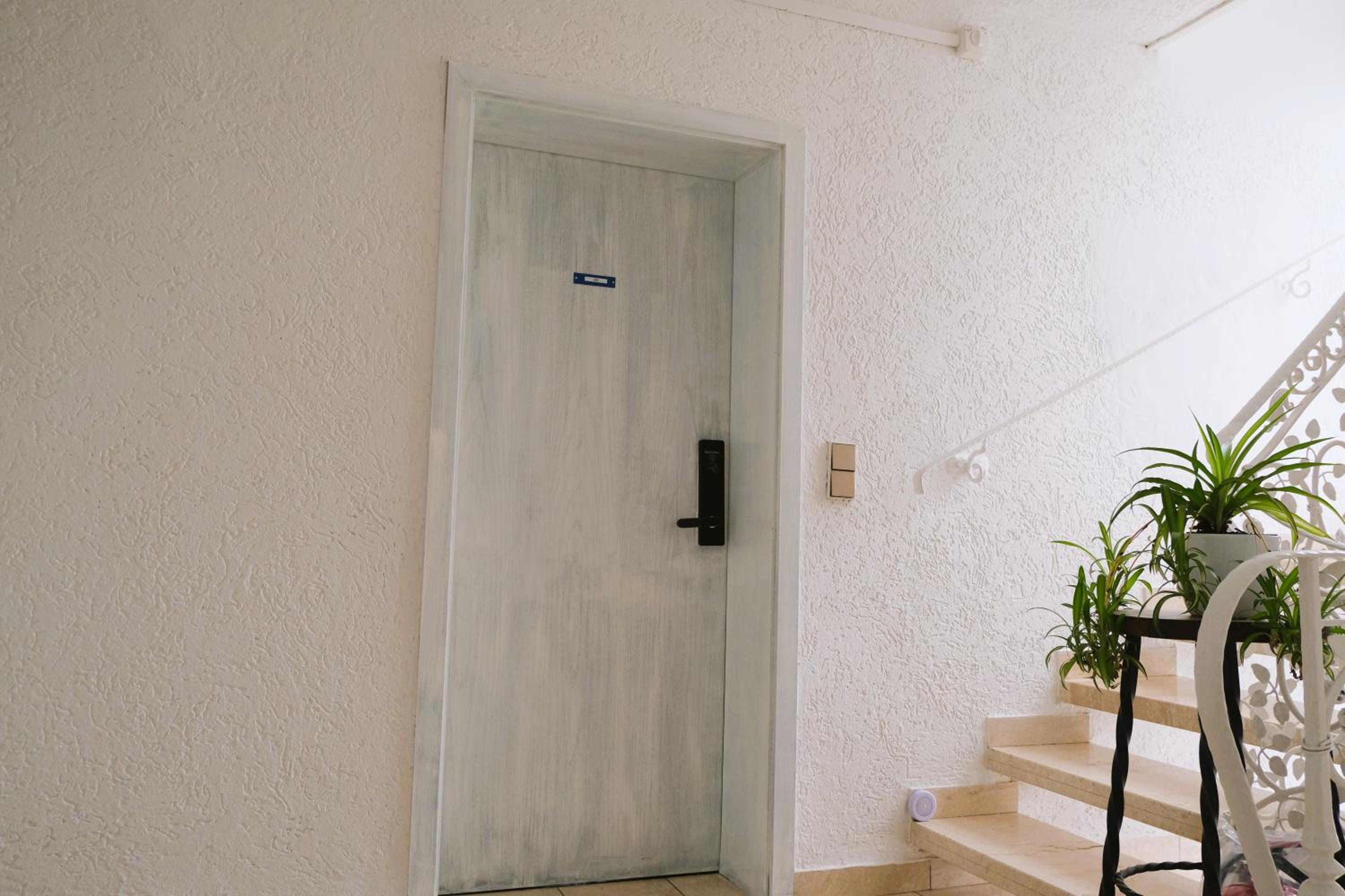 Blue Lagoon Holiday Apartments & Double Room with Balcony