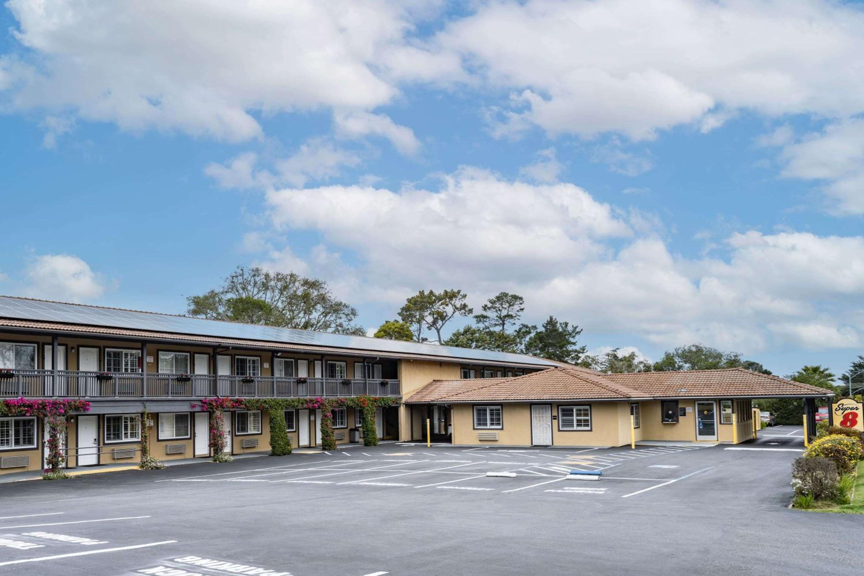 Hotel Aura Inn Monterey - Image 1