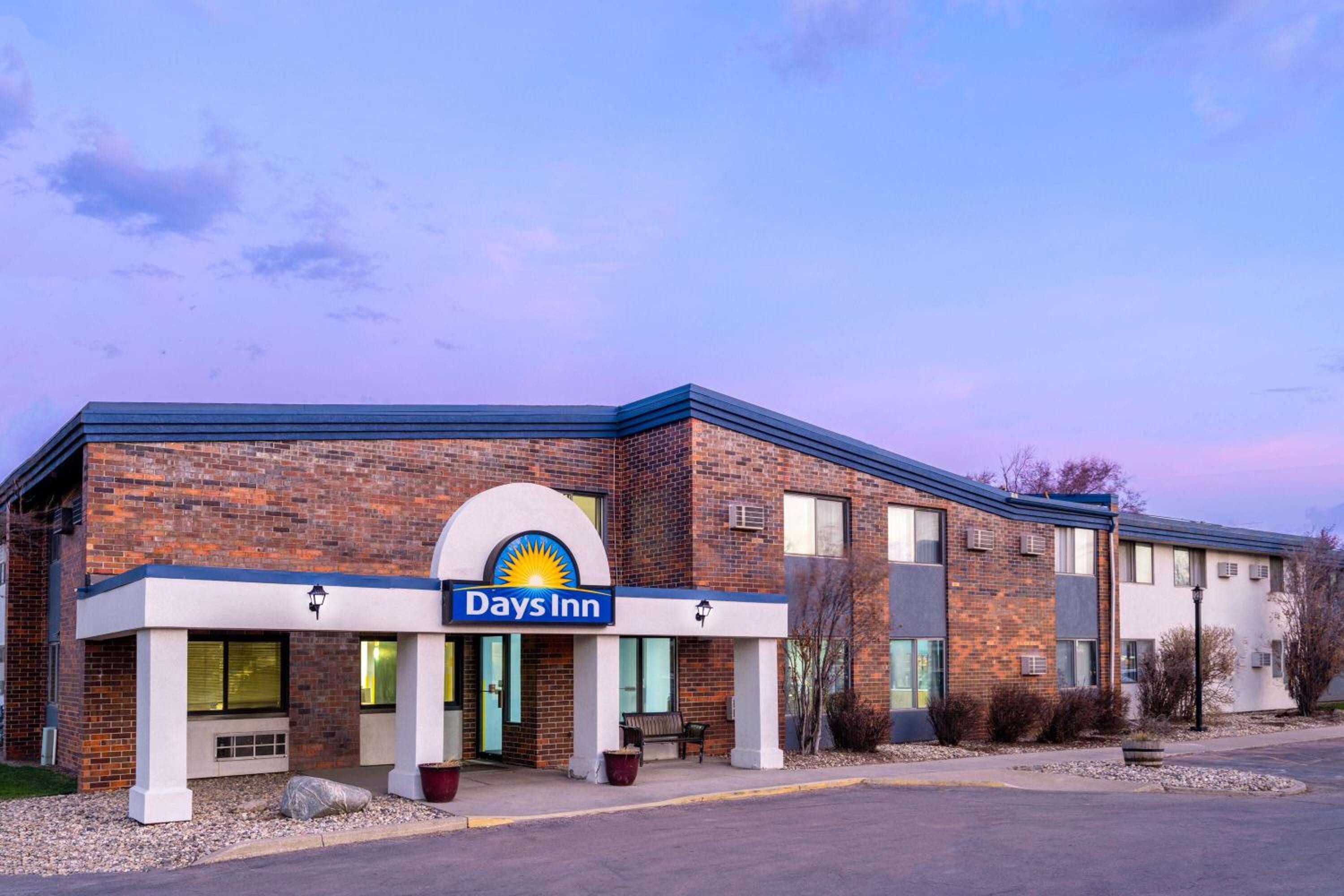 Hotel Days Inn by Wyndham Sioux Falls Airport - Image 1