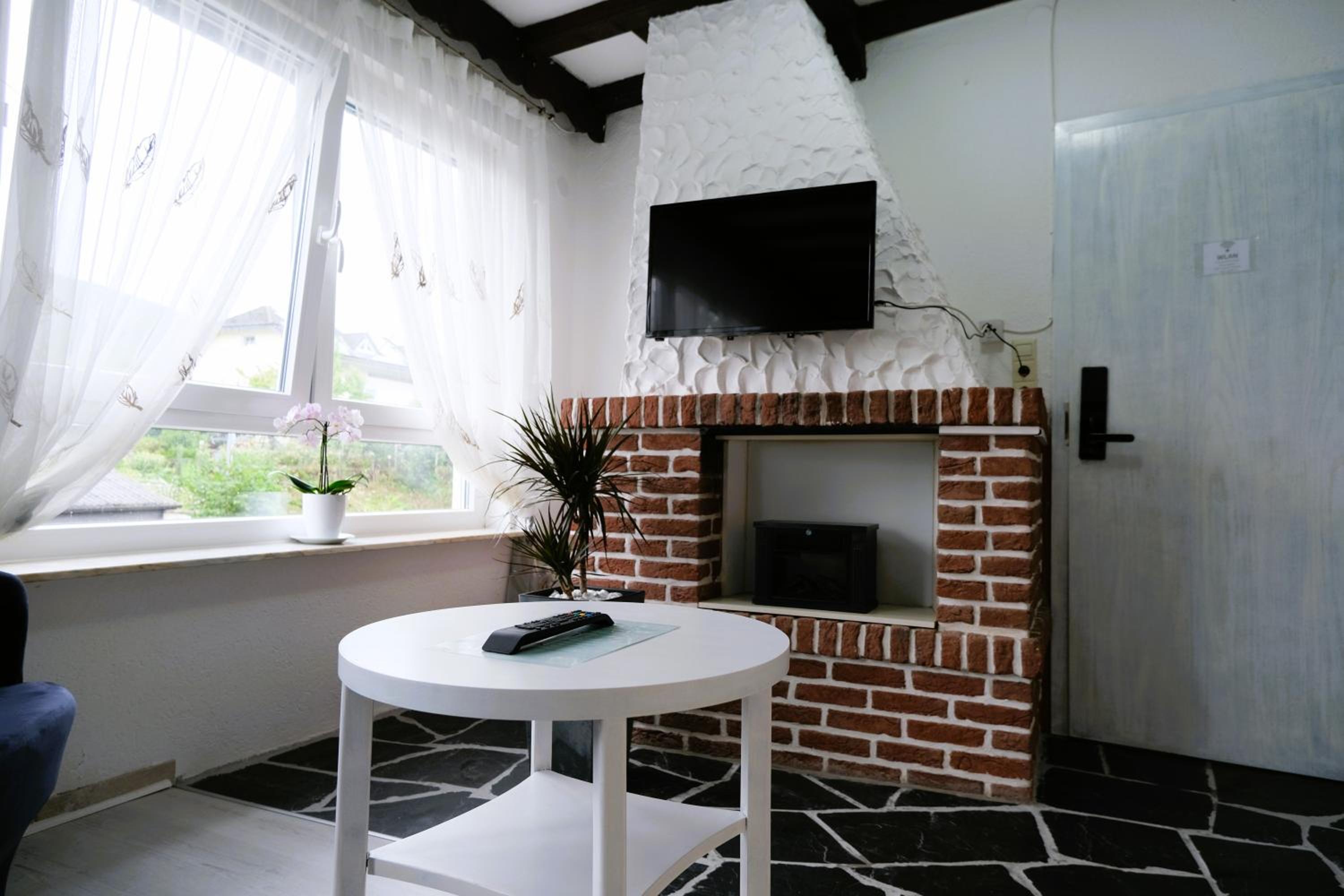 Blue Lagoon Holiday Apartments & Double Room with Balcony