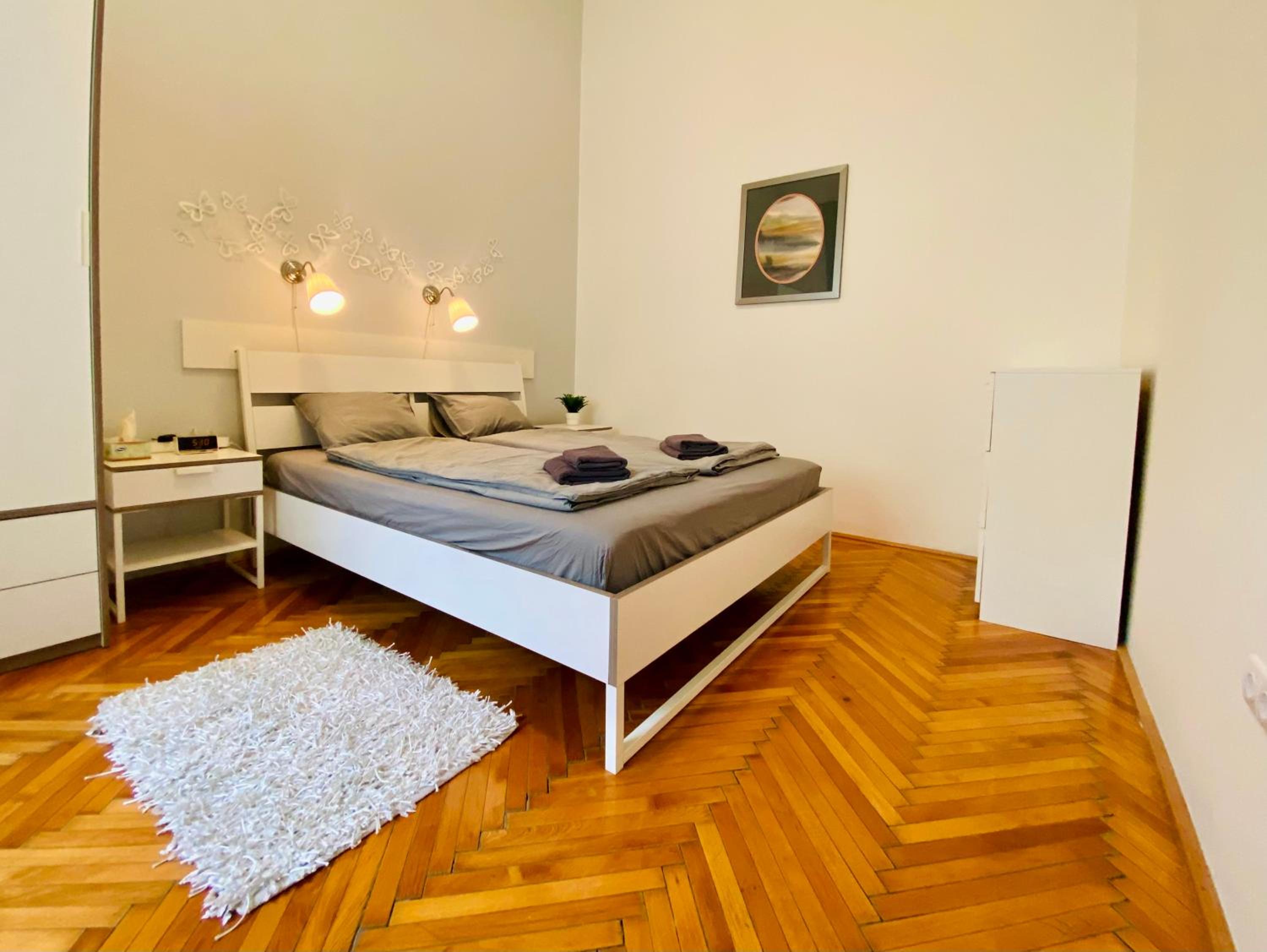 Stylish 1BR Apartment With AC in the Heart of Budapest -Skyline House view 3
