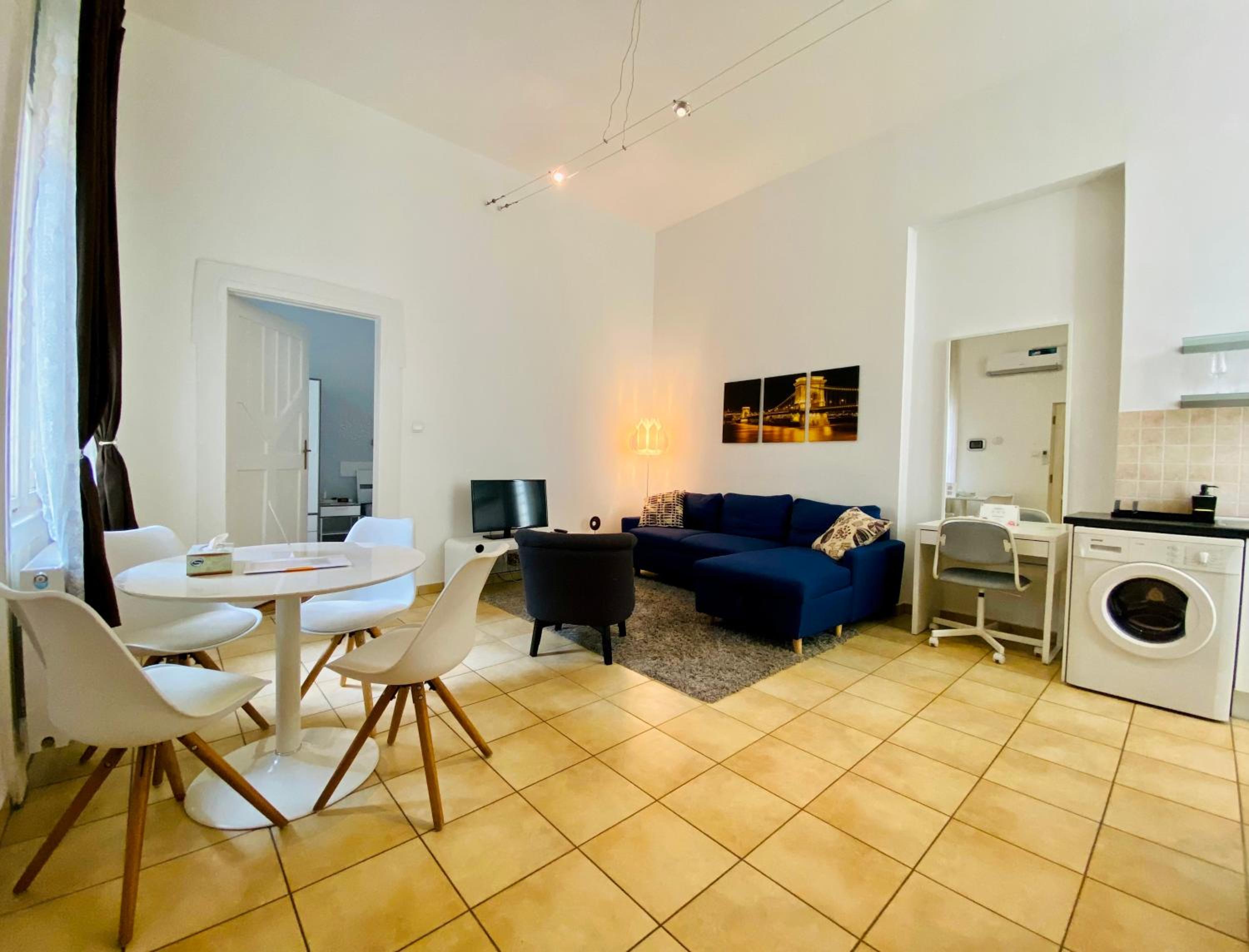 Stylish 1BR Apartment With AC in the Heart of Budapest -Skyline House view 2