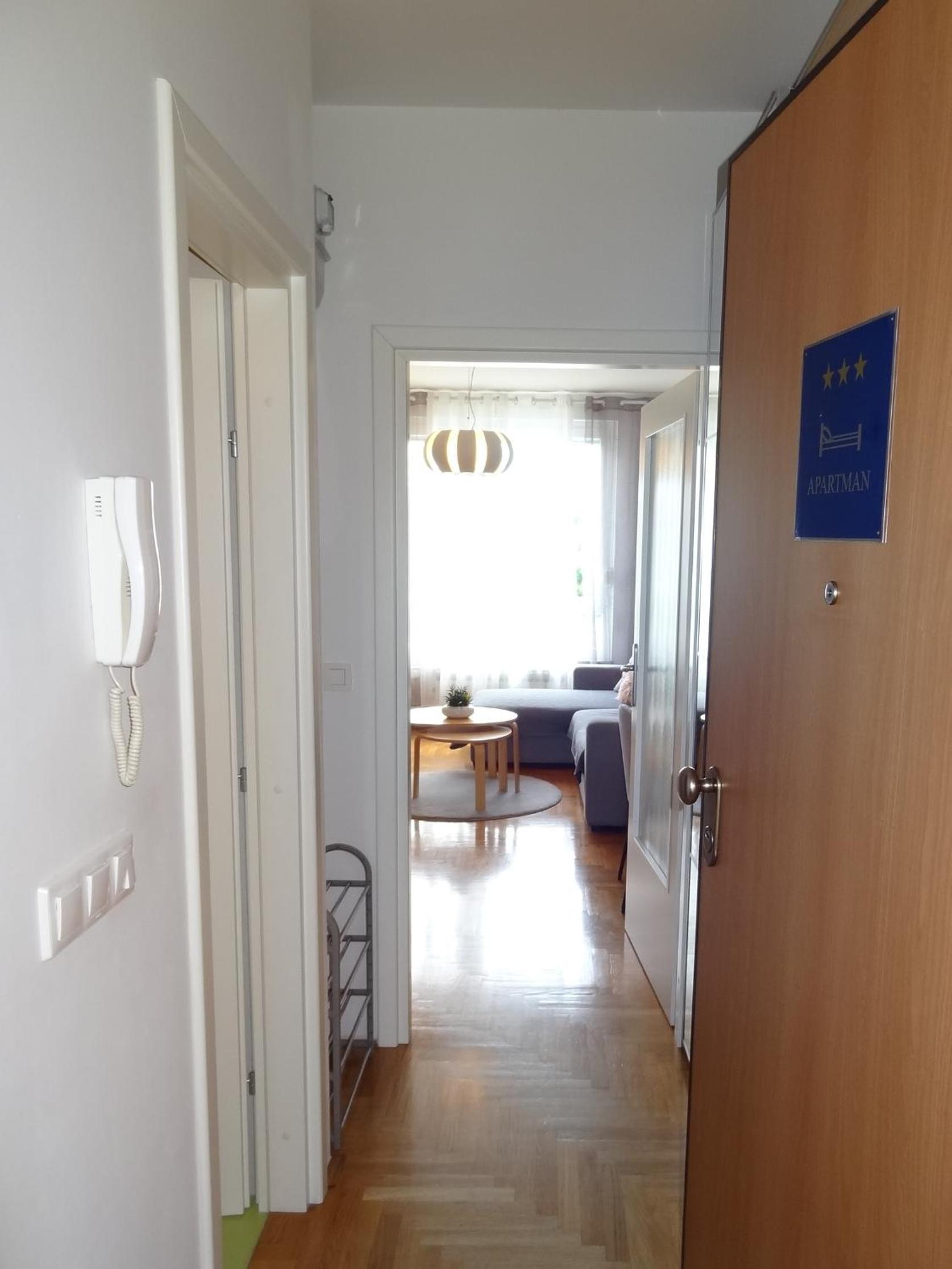 Well-equipped apartment with free parking view 4