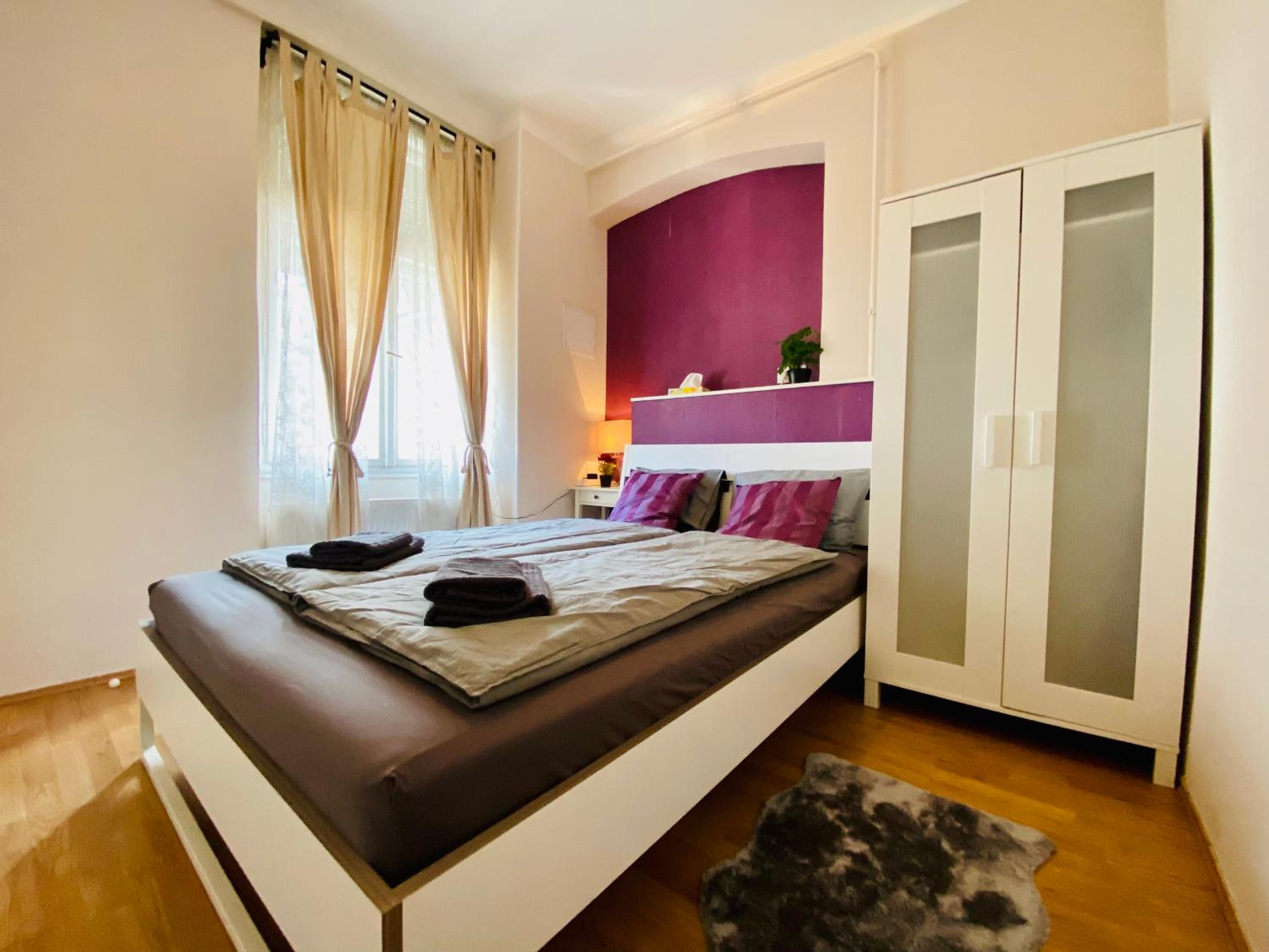 1BR Stylish Apartment with City Views & AC - Purple Skyline view 5