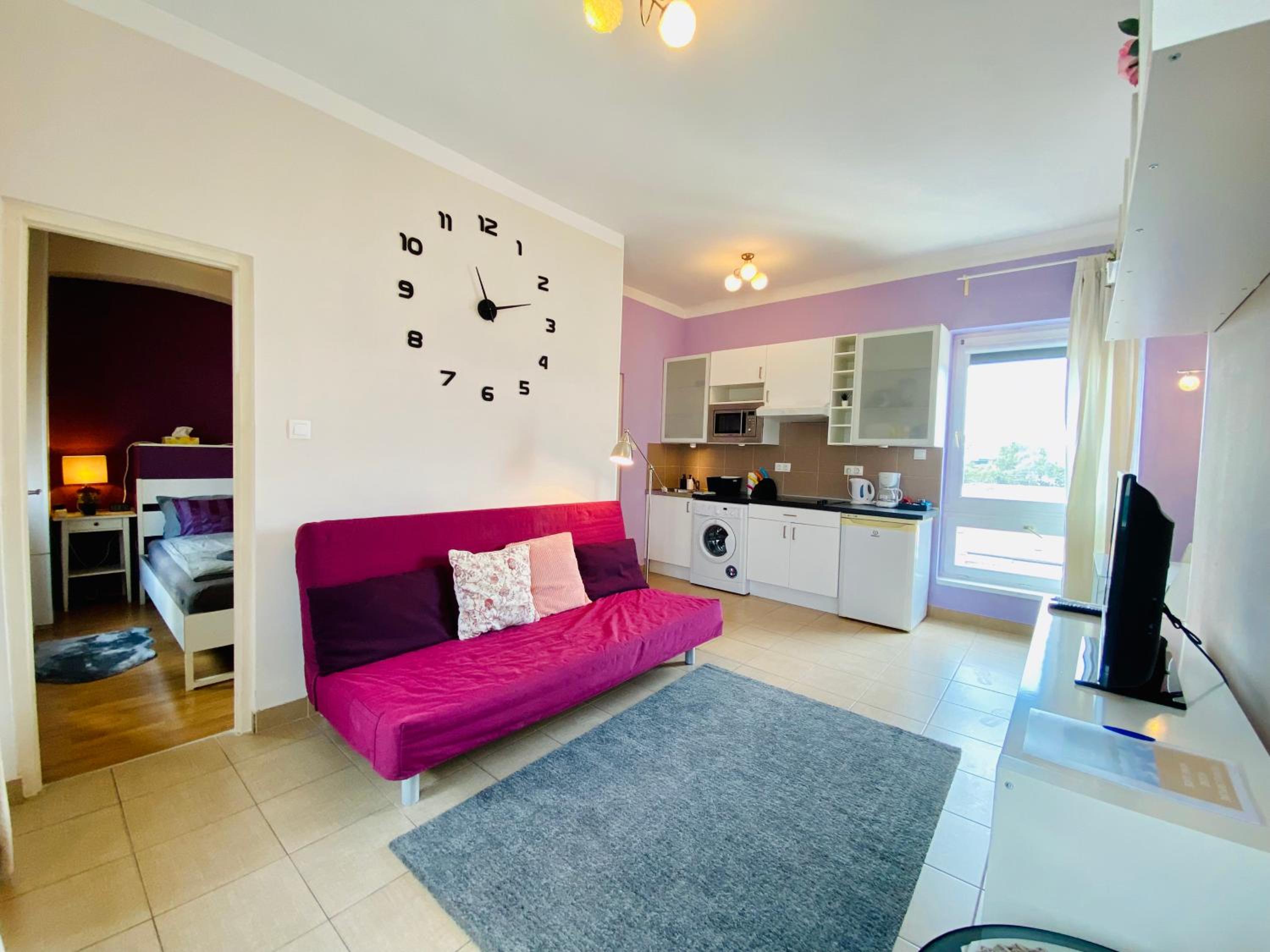 1BR Stylish Apartment with City Views & AC - Purple Skyline view 4