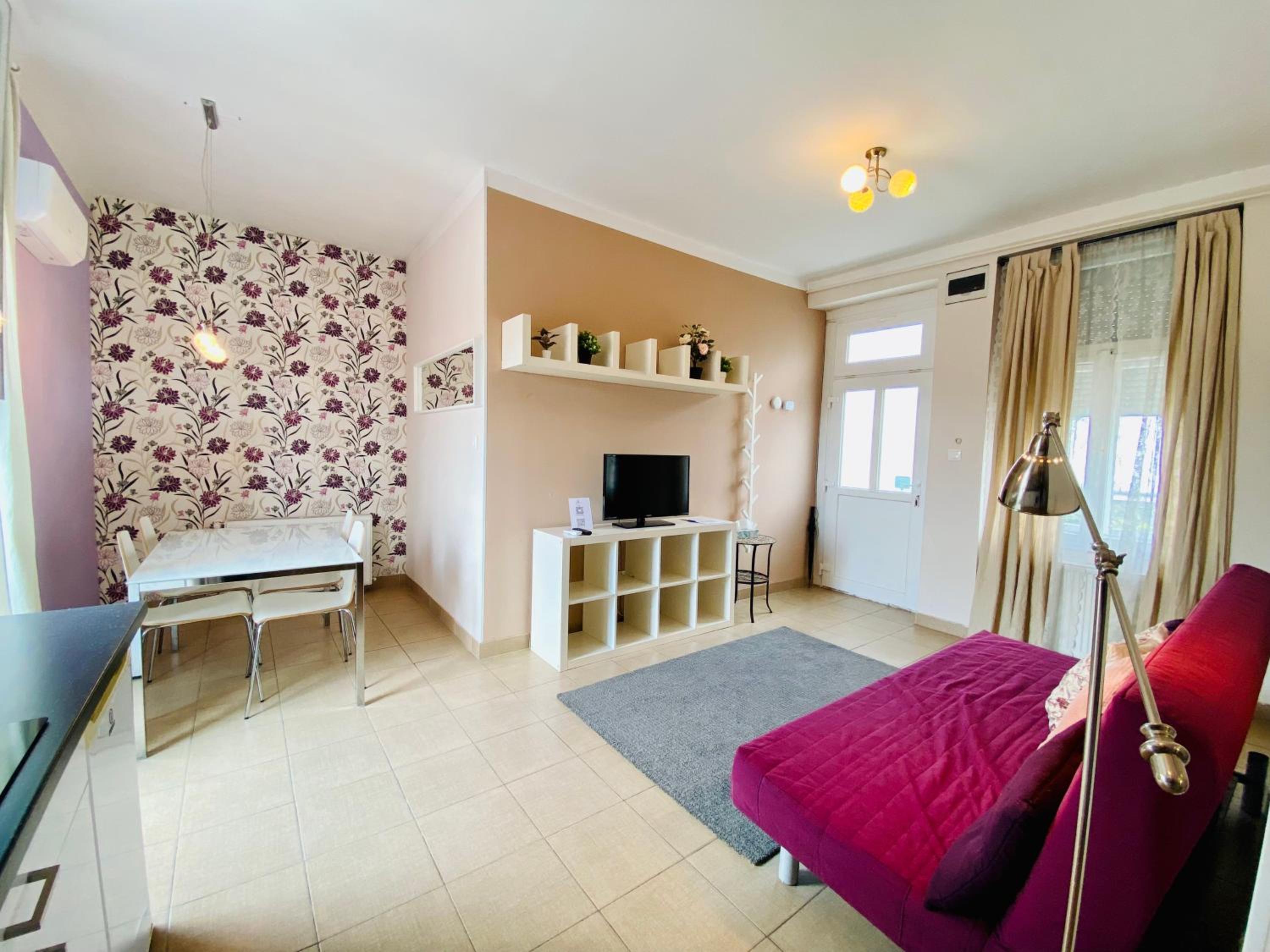 1BR Stylish Apartment with City Views & AC - Purple Skyline view 3