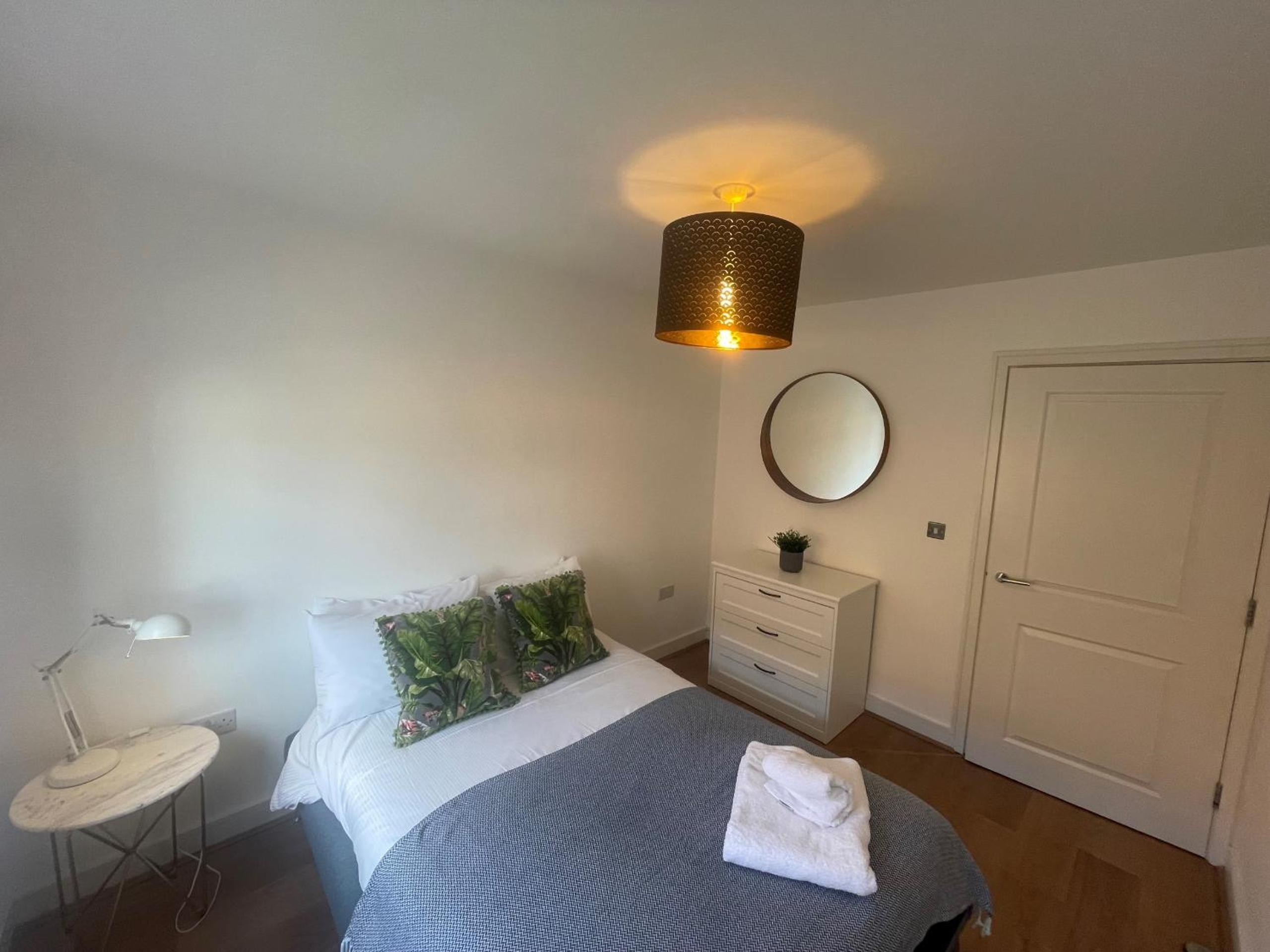 MAIDENHEAD Stylish and modern 2 bedroom apartment view 2