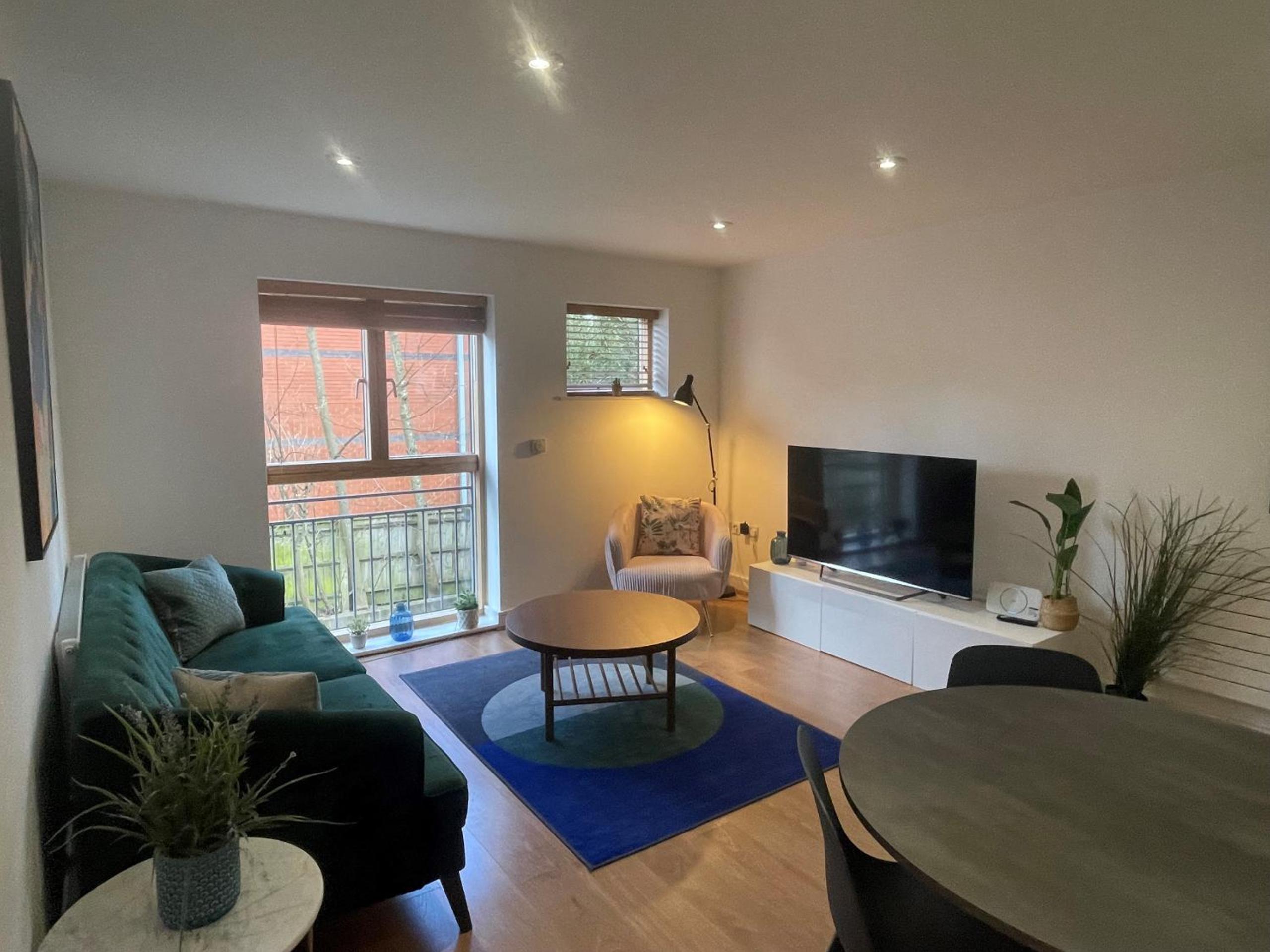 MAIDENHEAD Stylish and modern 2 bedroom apartment view 3