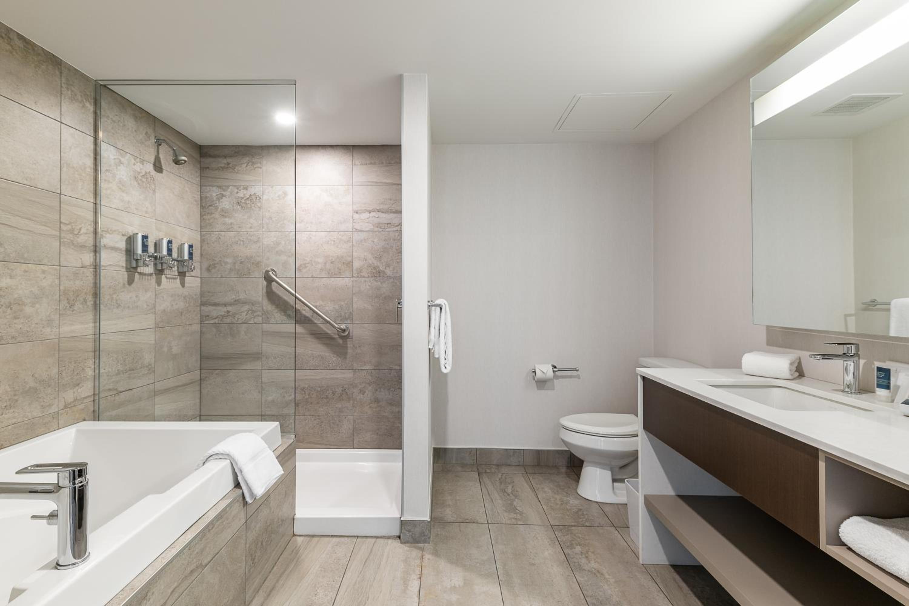 Levis Vacations - Four Points by Sheraton Levis Convention Centre - Property Image 2