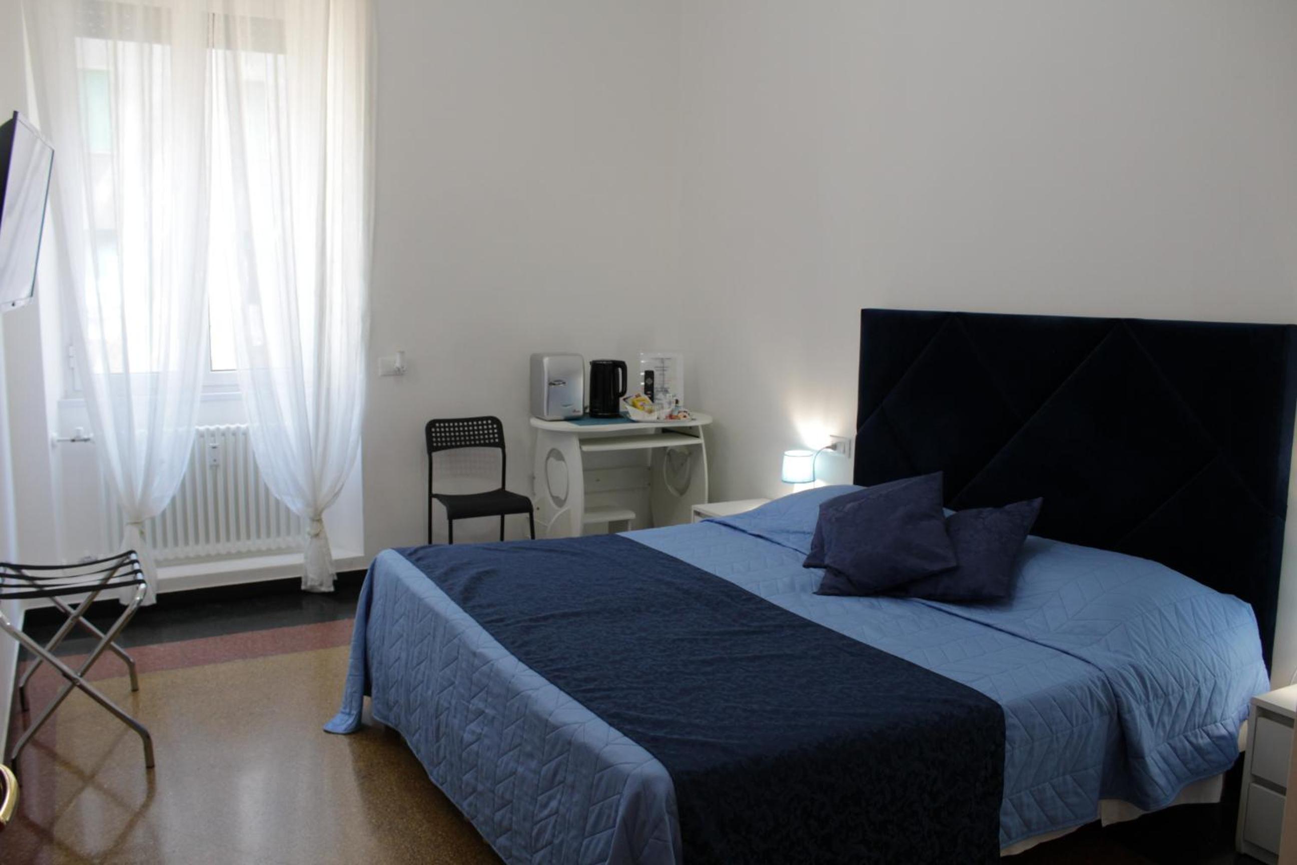 LA LANTERNA DI ANGELO rent rooms and apartments free parking on the street front view 3