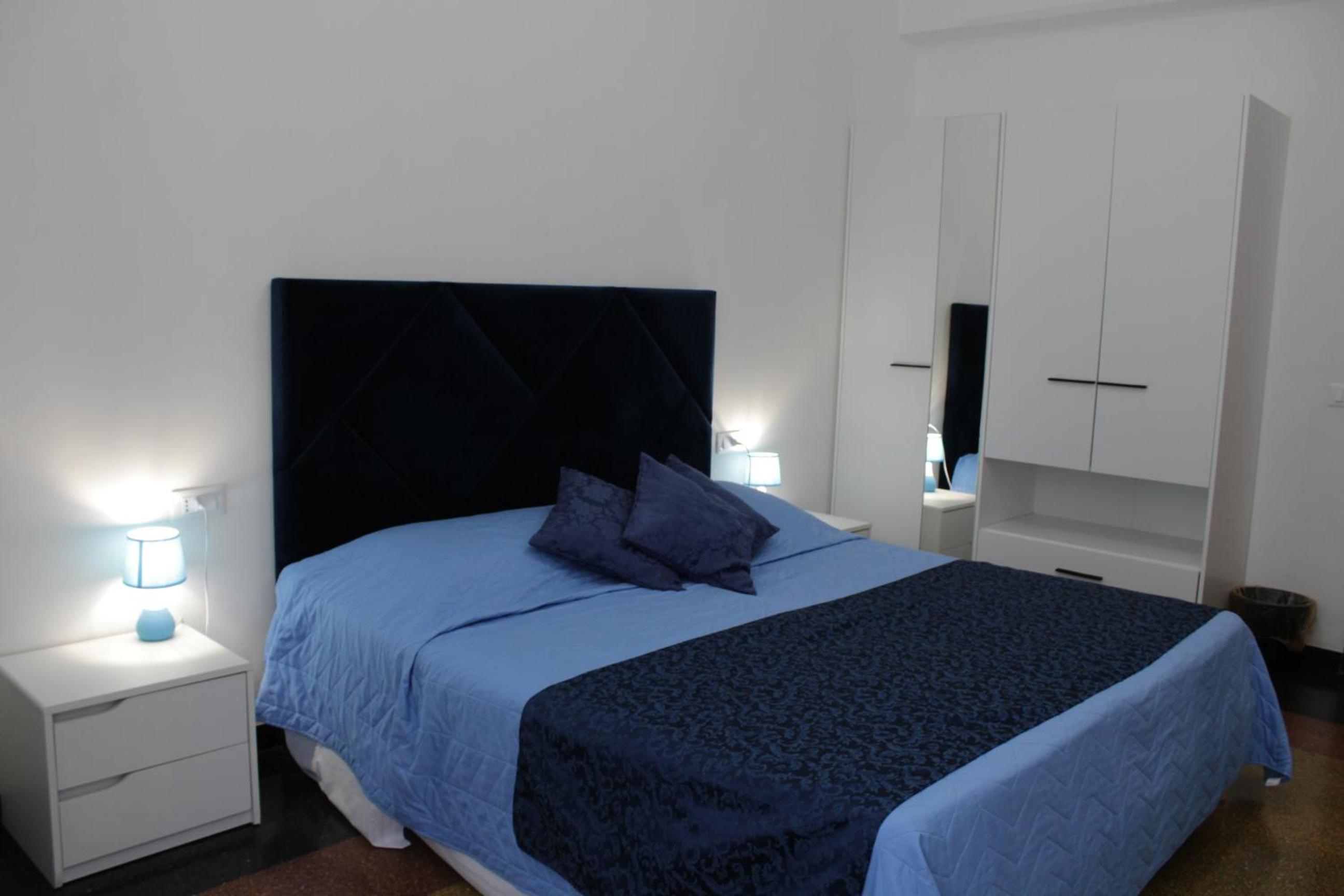 LA LANTERNA DI ANGELO rent rooms and apartments free parking on the street front view 4