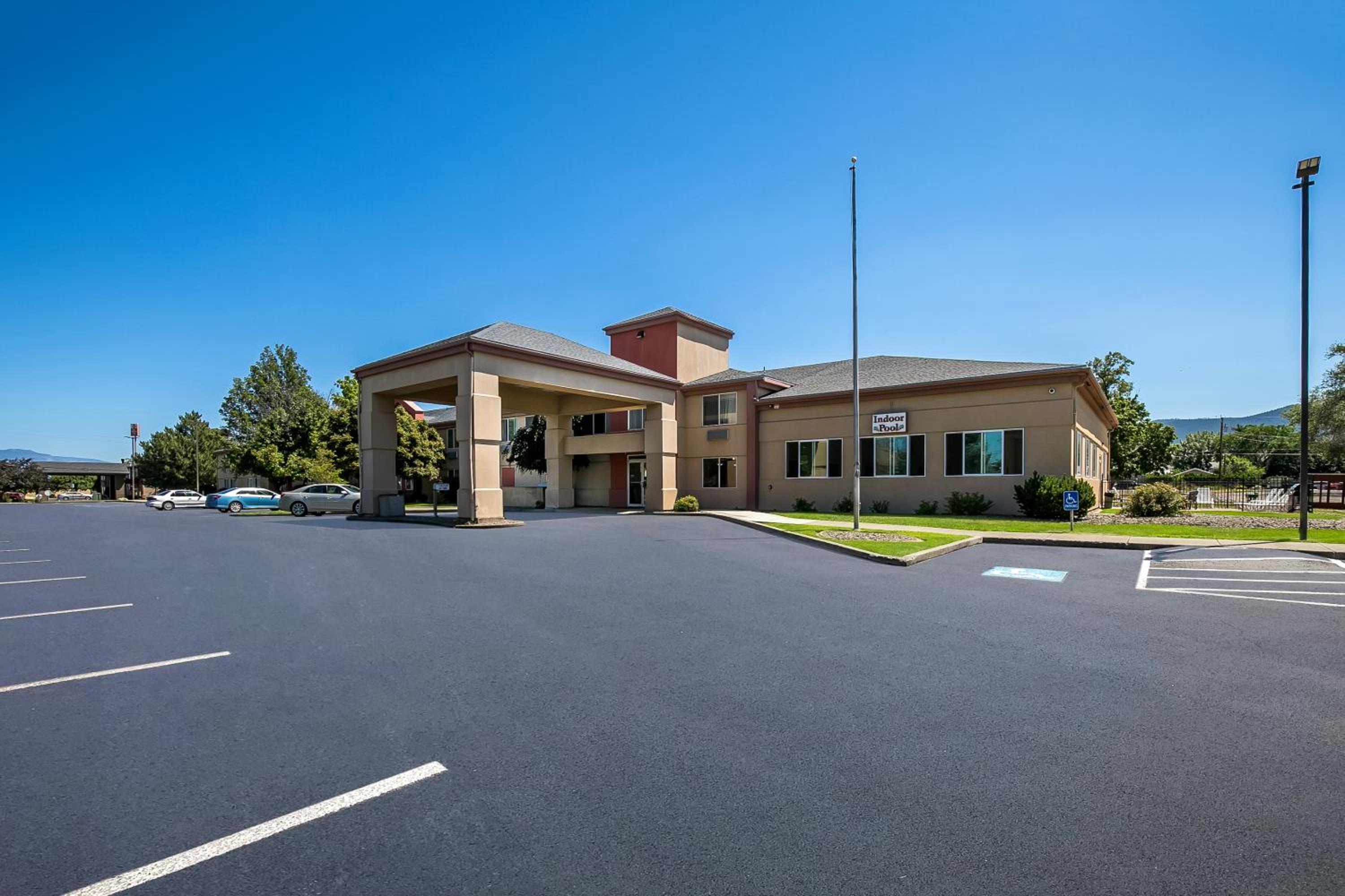 La Grande Vacations - Americas Best Value Sandman Inn - Property Image 1