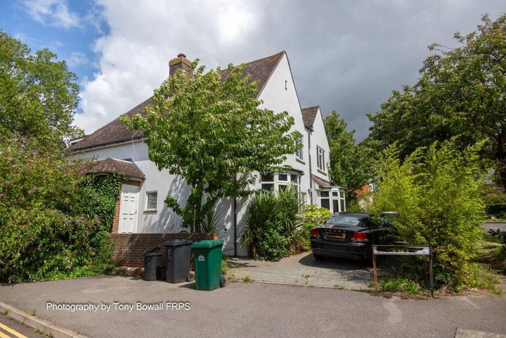 Hove Art Deco Spacious House view 4