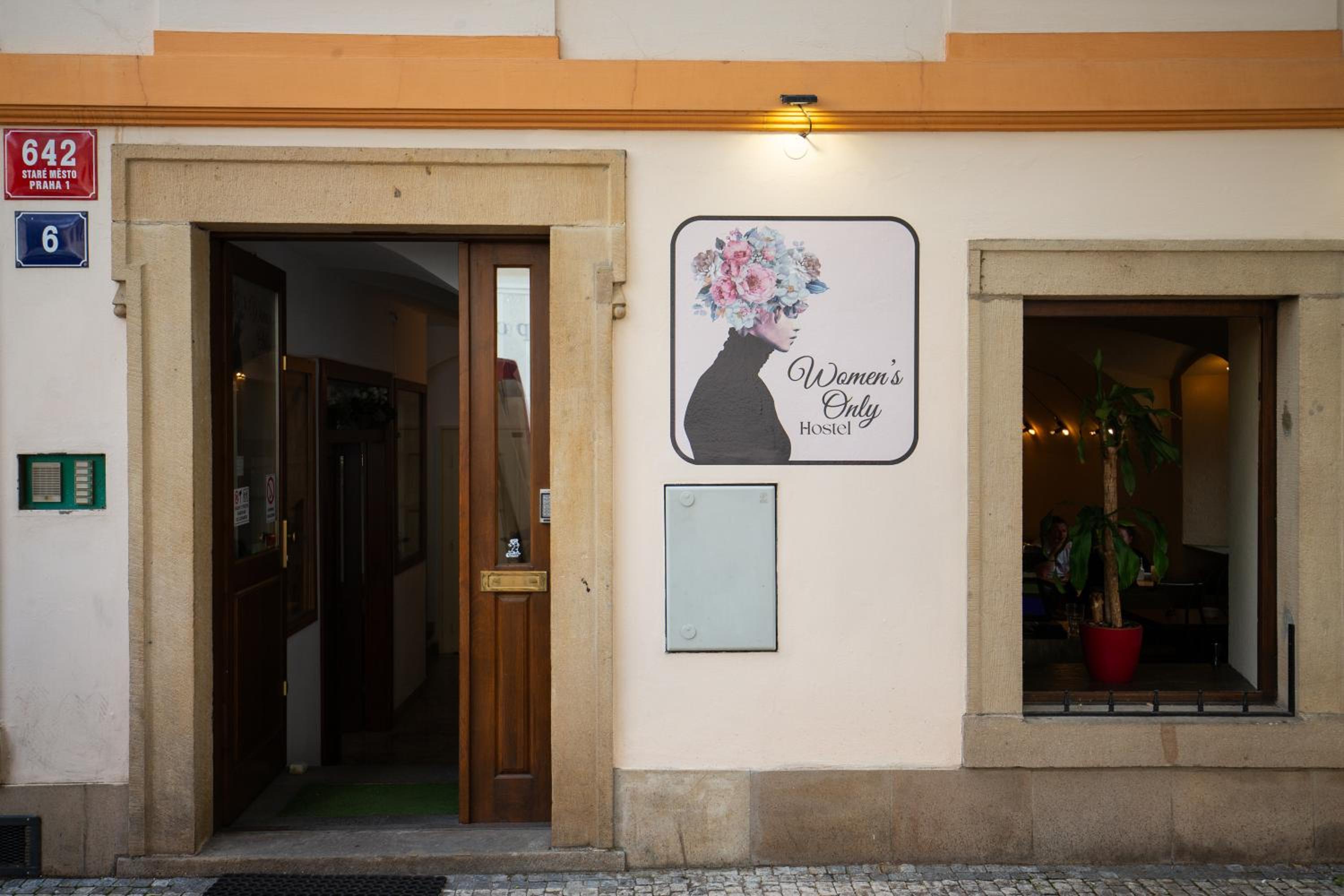 Women's Only Hostel - Female Only