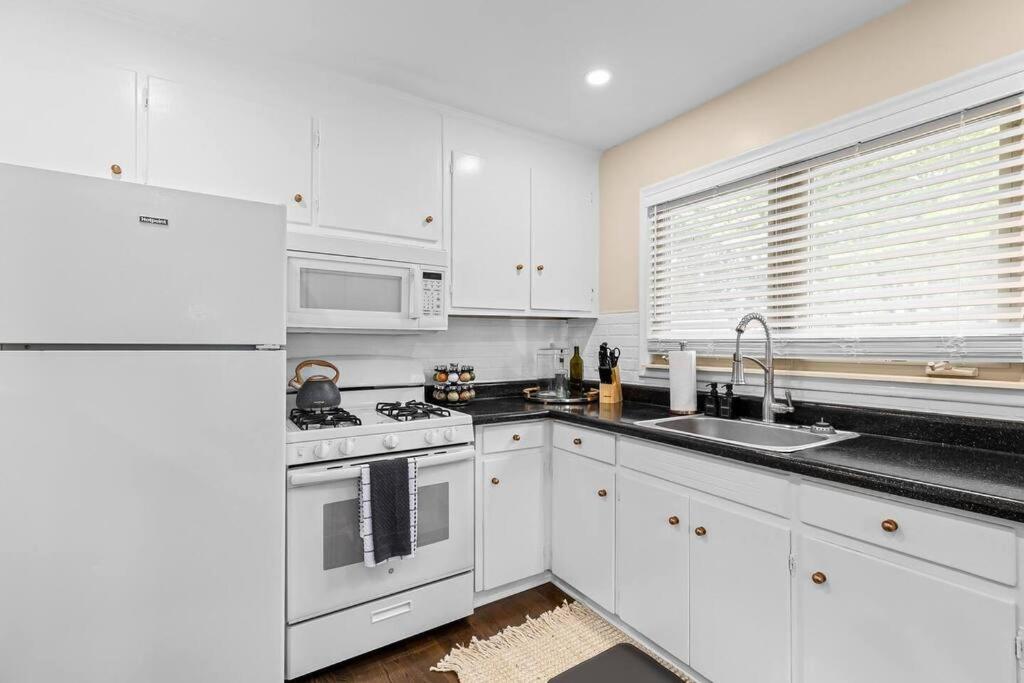 New! Cozy Mid Century Modern Oasis 3bd Home view 3