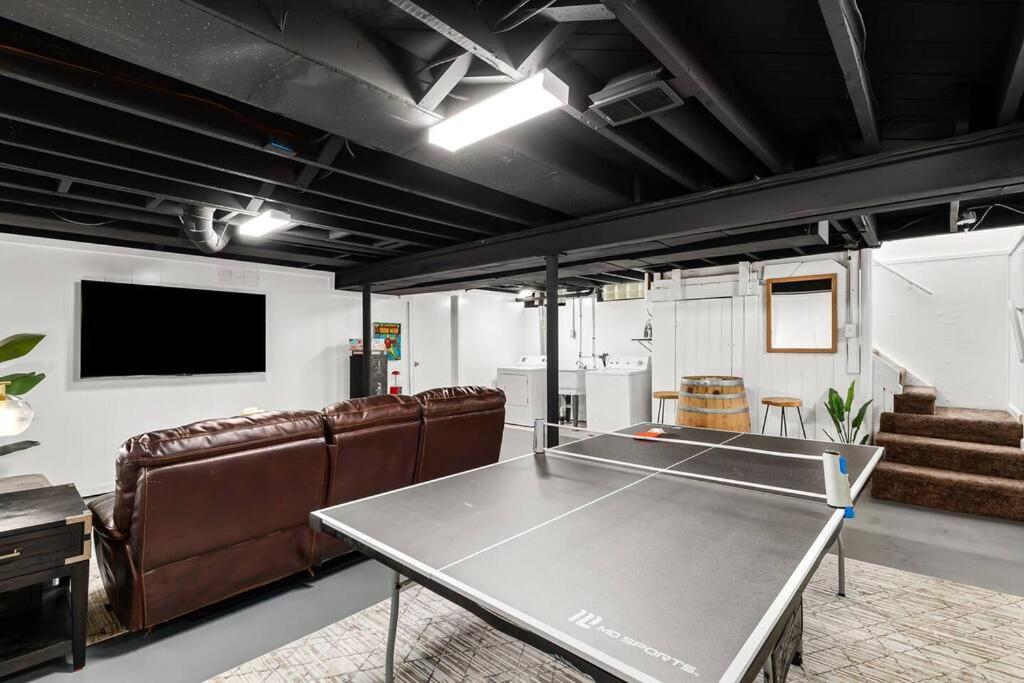 New! Cozy Mid Century Modern Oasis 3bd Home view 4