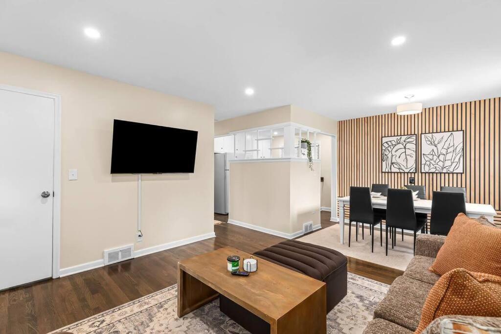 New! Cozy Mid Century Modern Oasis 3bd Home view 5