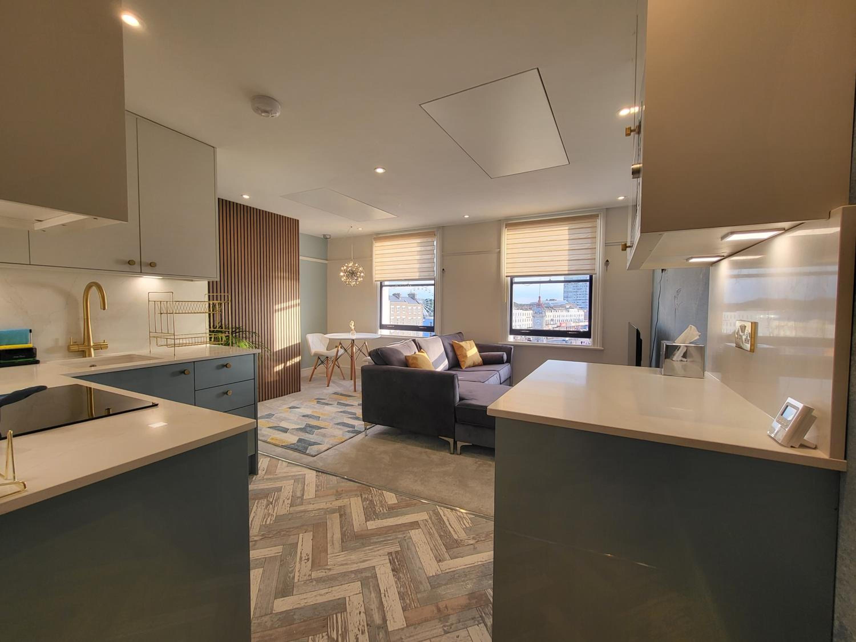 Sunset Point Apts - Blue Horizon Suite view 3