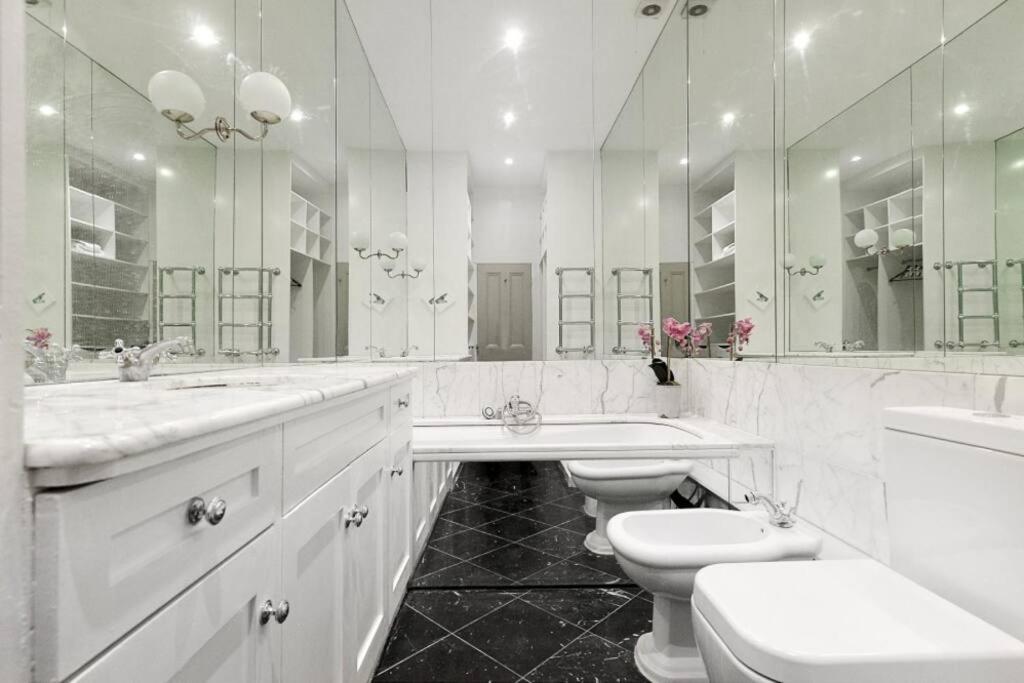 Luxury 2-Bedroom Flat in Knightsbridge by LandIn view 3