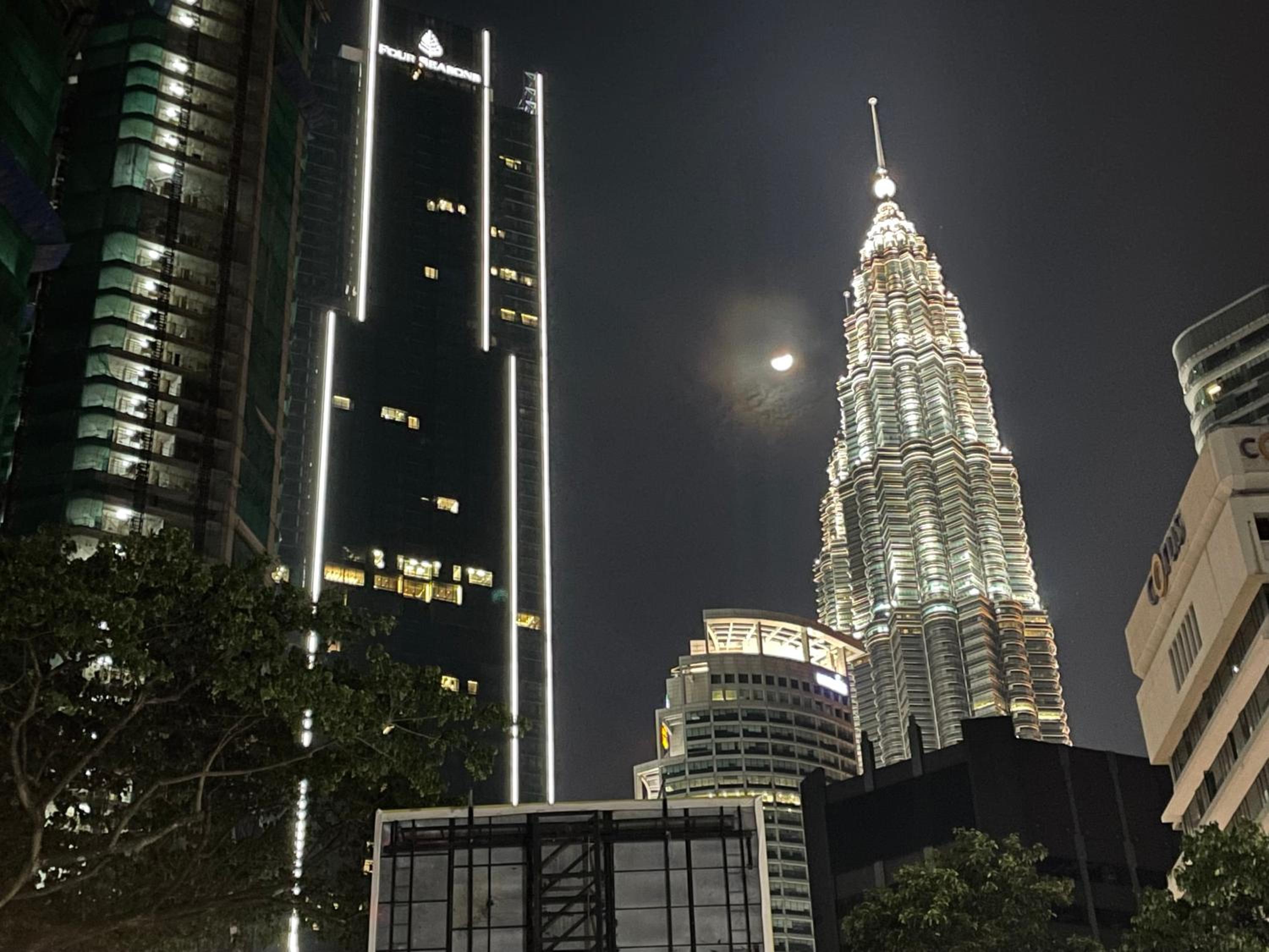 Regalia Amazing klcc view by sweet homes
