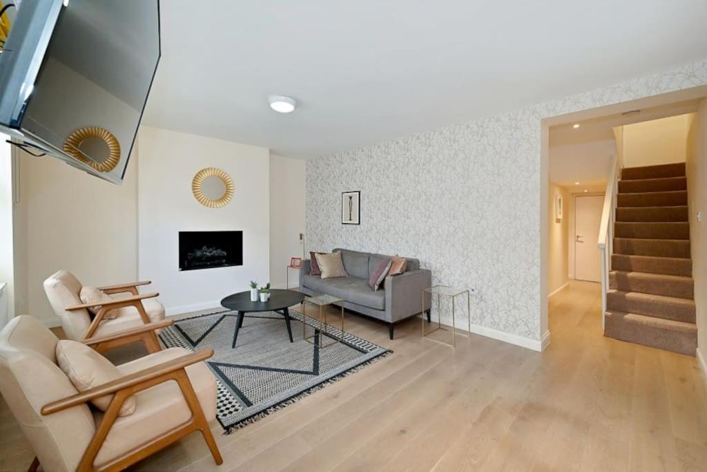 Prime Location: Modern Flat in Chelsea by LandIn view 4