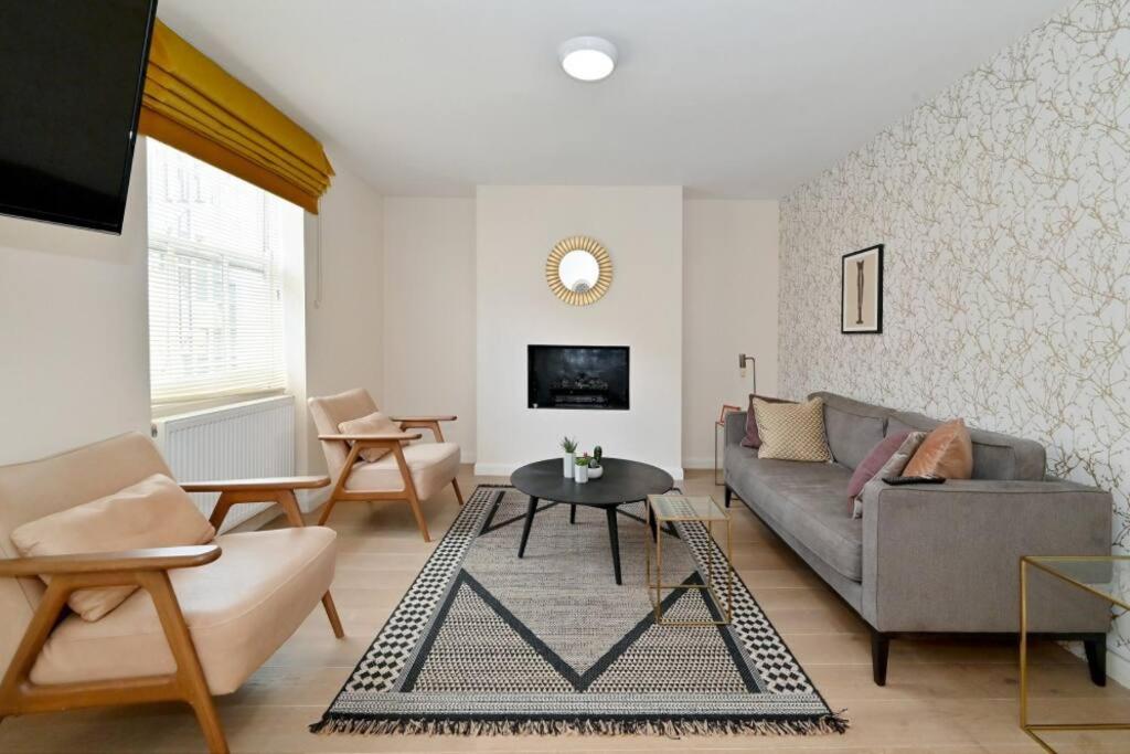 Prime Location: Modern Flat in Chelsea by LandIn view 2