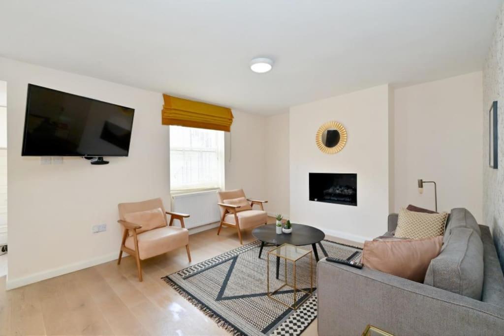 Prime Location: Modern Flat in Chelsea by LandIn view 3