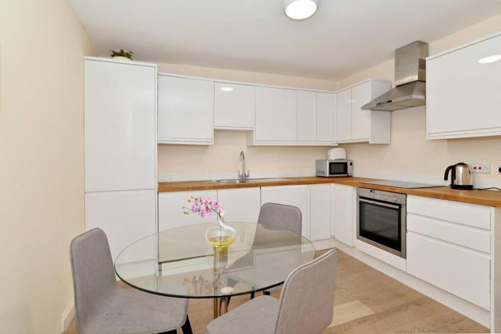 Prime Location: Modern Flat in Chelsea by LandIn view 5